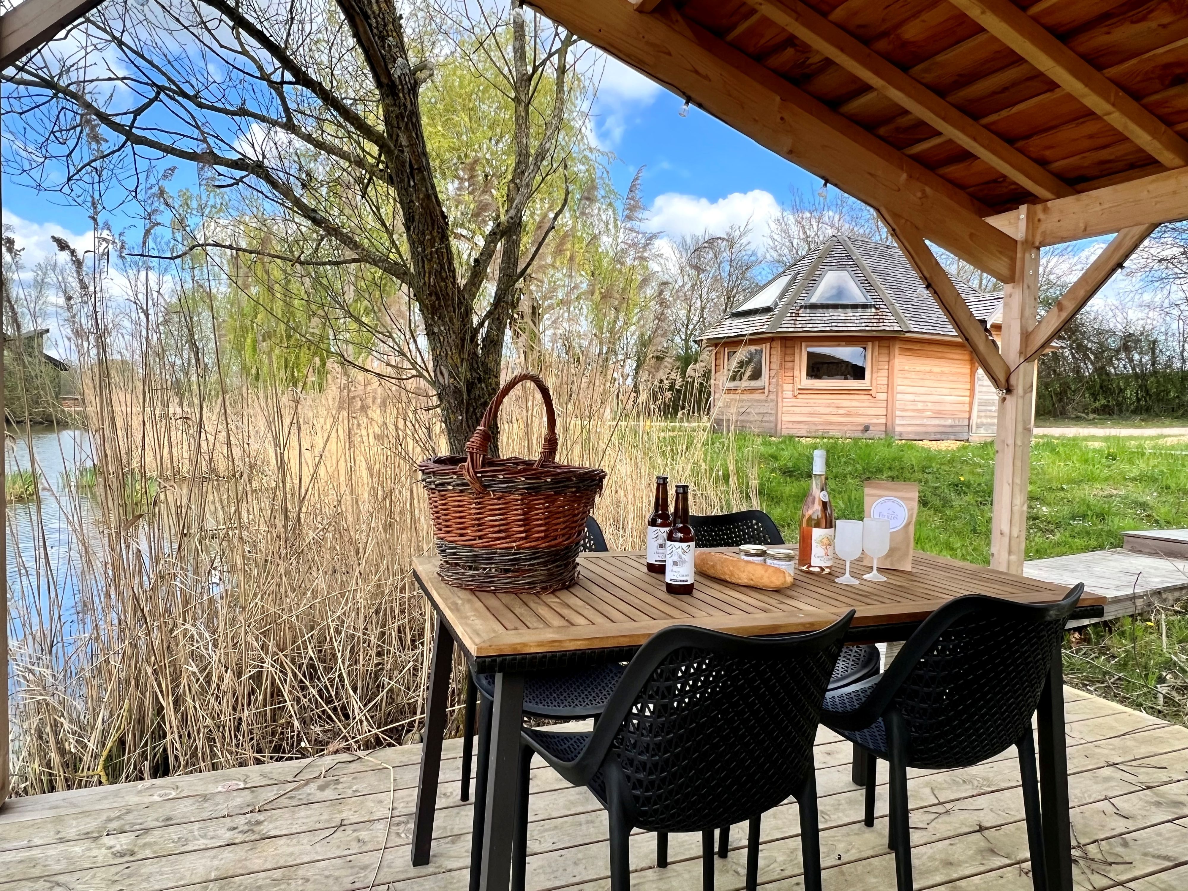 Cabane Boréalis — Cabane avec jacuzzi privatif à Ain à Meillonnas — espace de vie