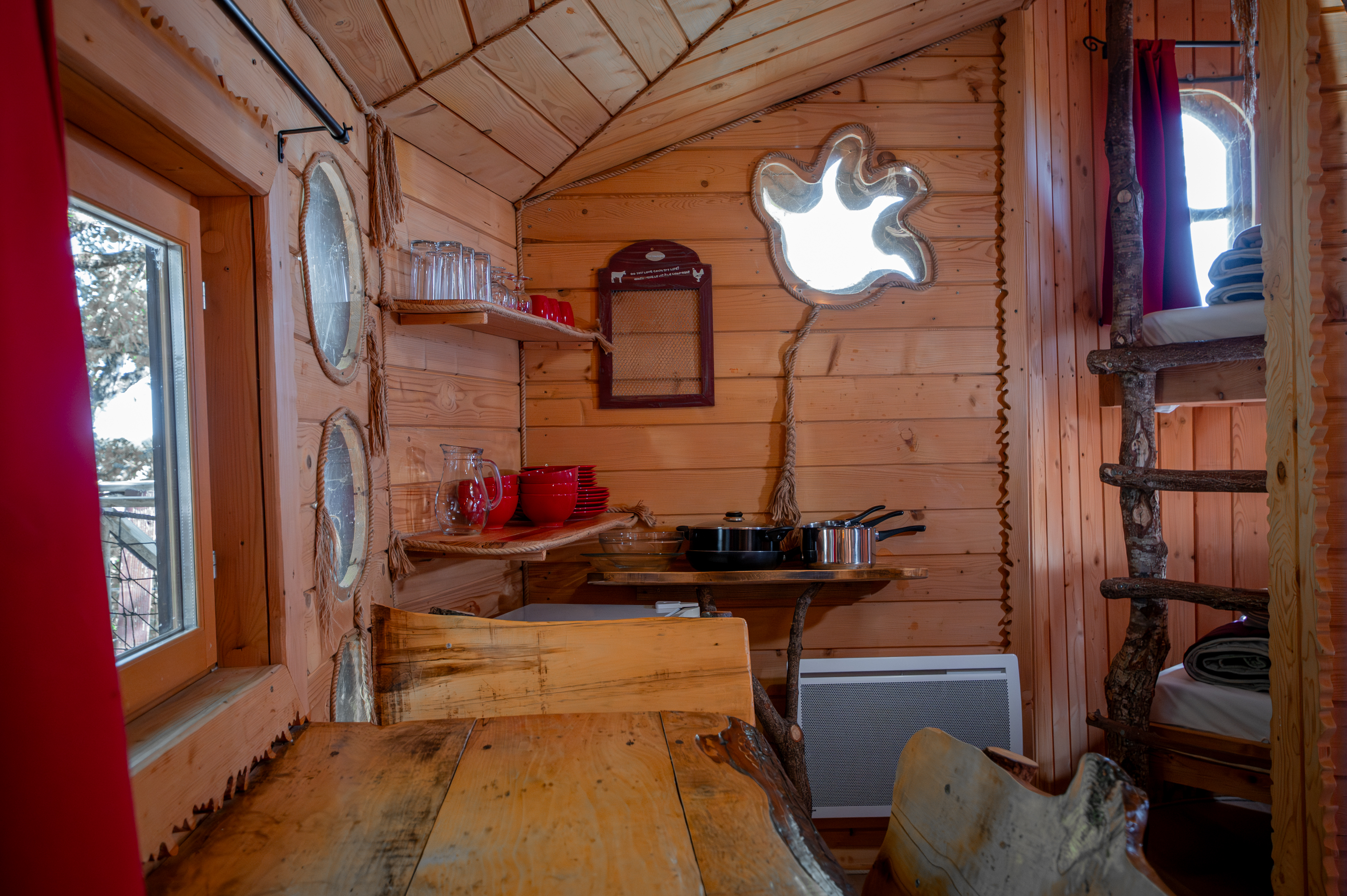 Maison dans les Branches — Cabane perchée avec spa à Dienné à Dienné — détail architectural