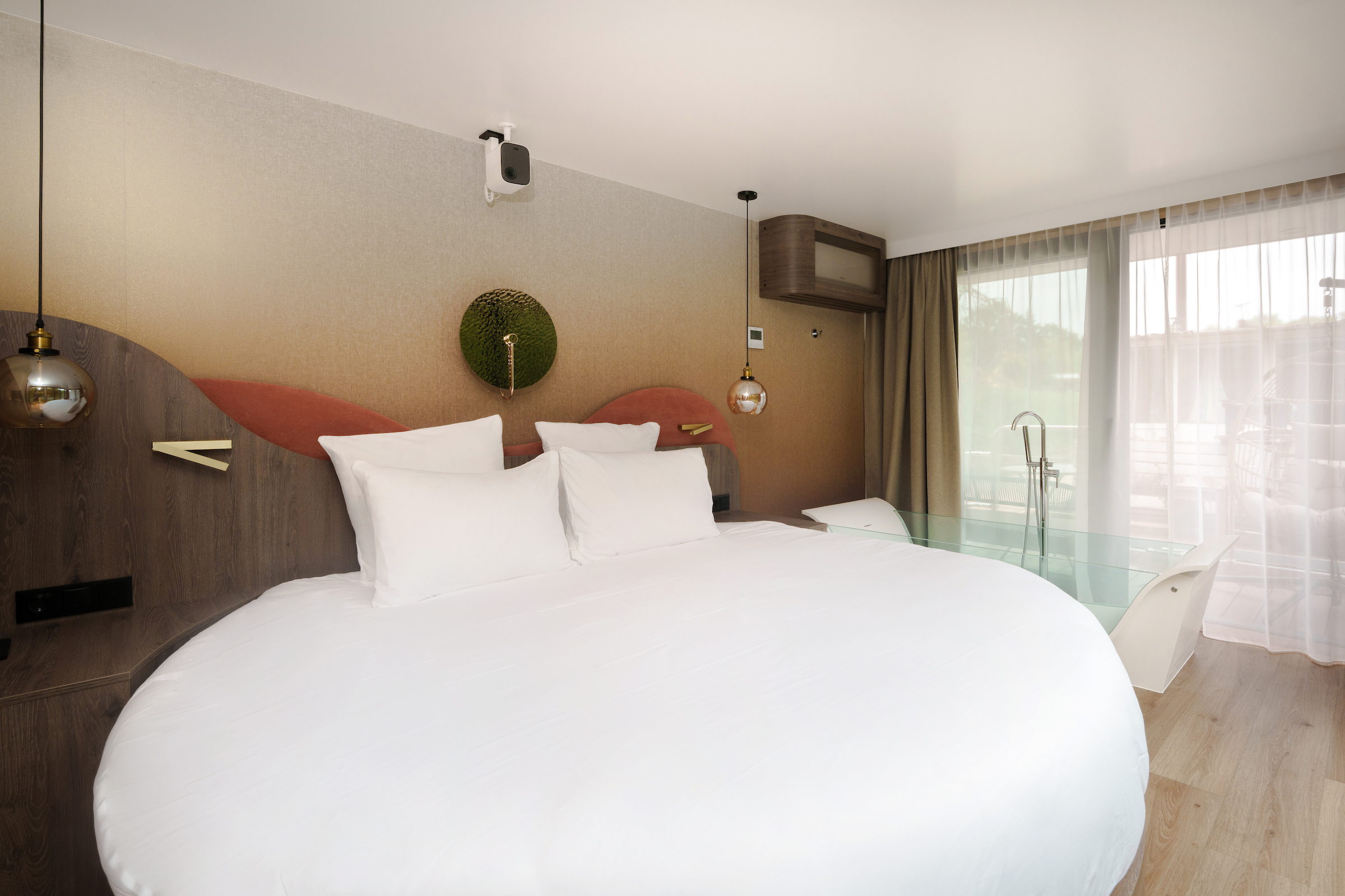 Suite flottante Panoramique Lit rond Balnéo — Maison insolite avec spa à Poissy à Poissy — espace de vie