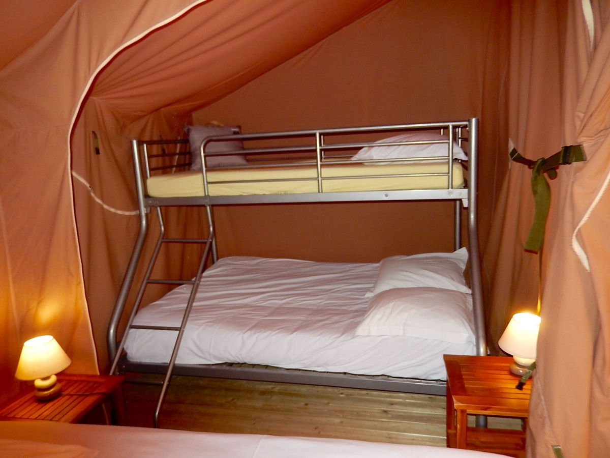 Un lodge safari PMR au cœur des châteaux de la Loire à Angé — chambre