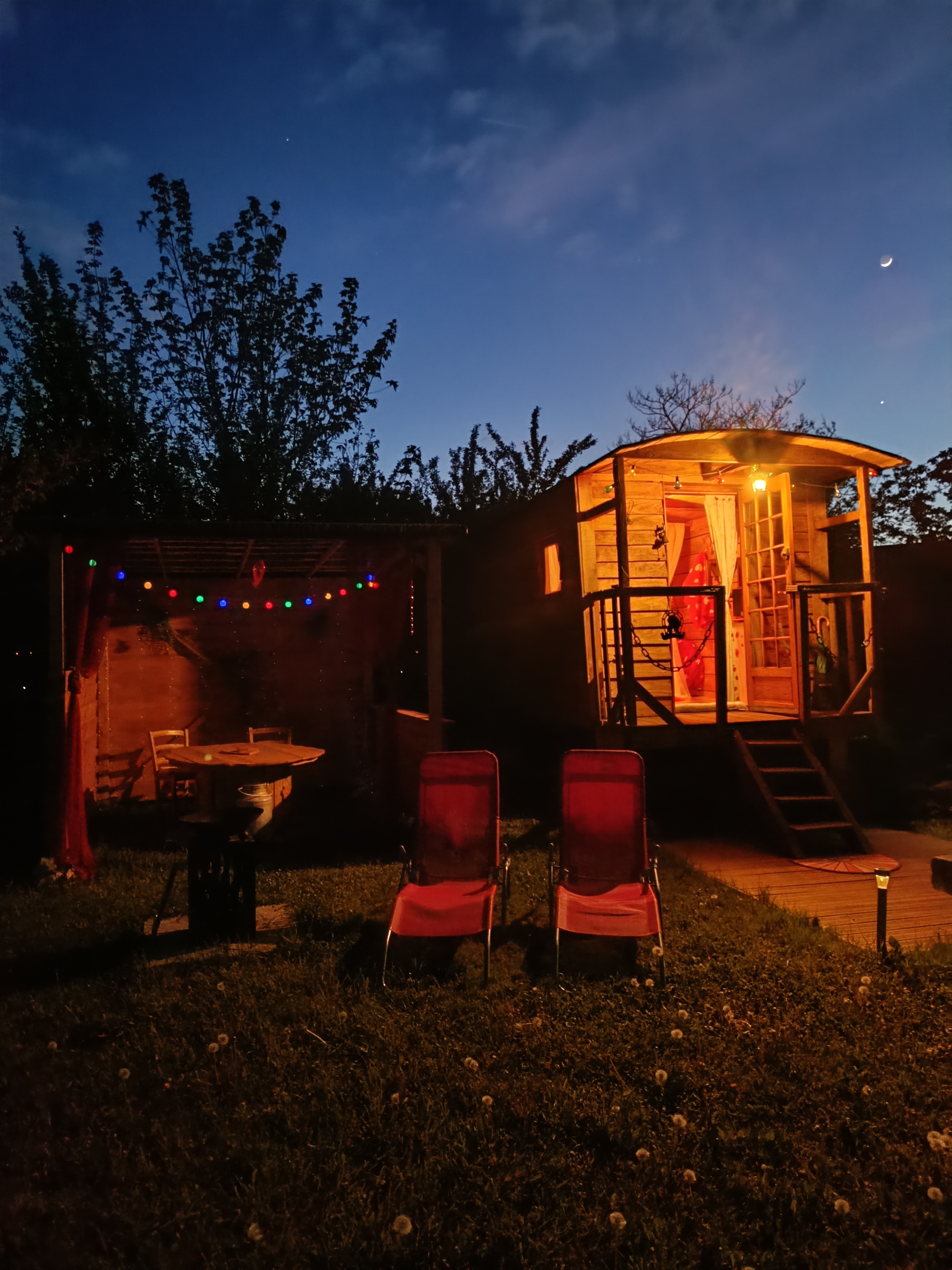 Roulotte romantique — Nuit avec spa à Allier à Vichy — chambre