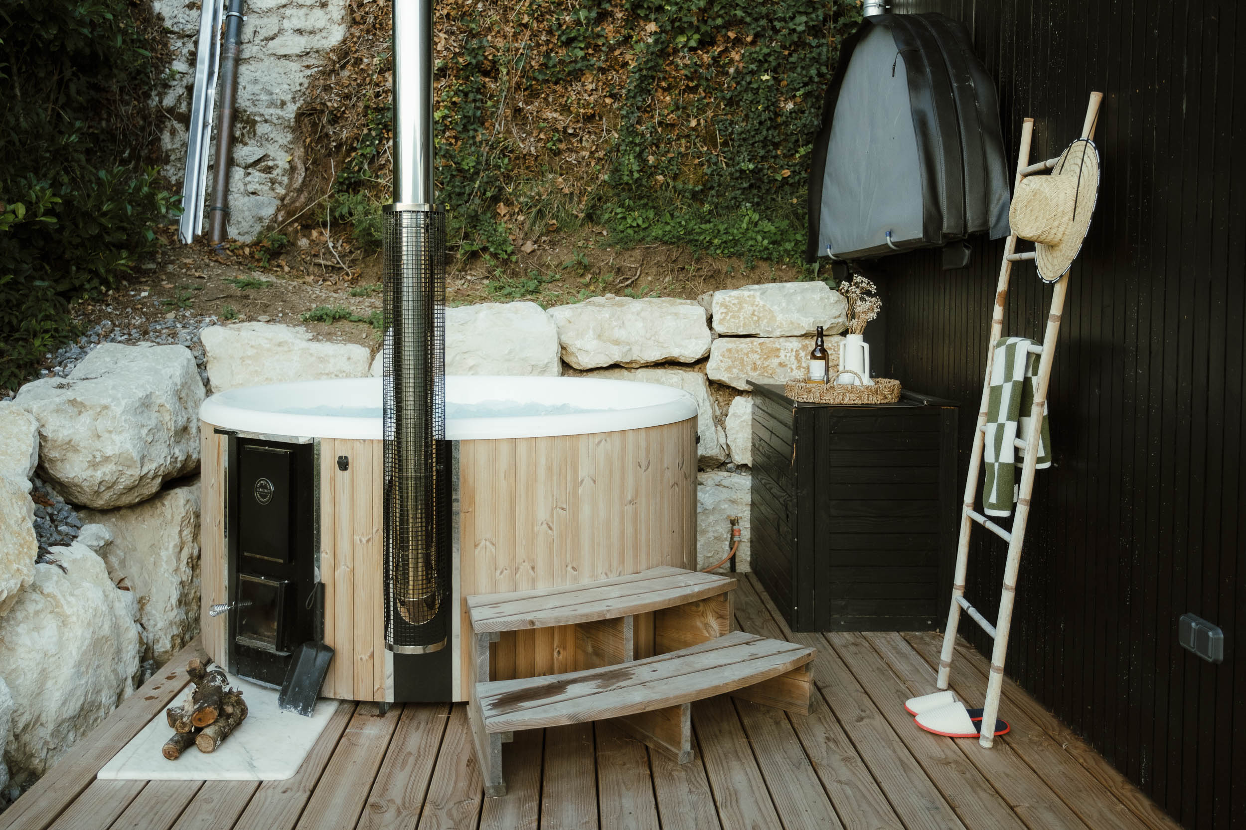 Acmé Lodge vue lac — Tiny House avec bain norvégien à Haute-Savoie à Annecy — espace de vie