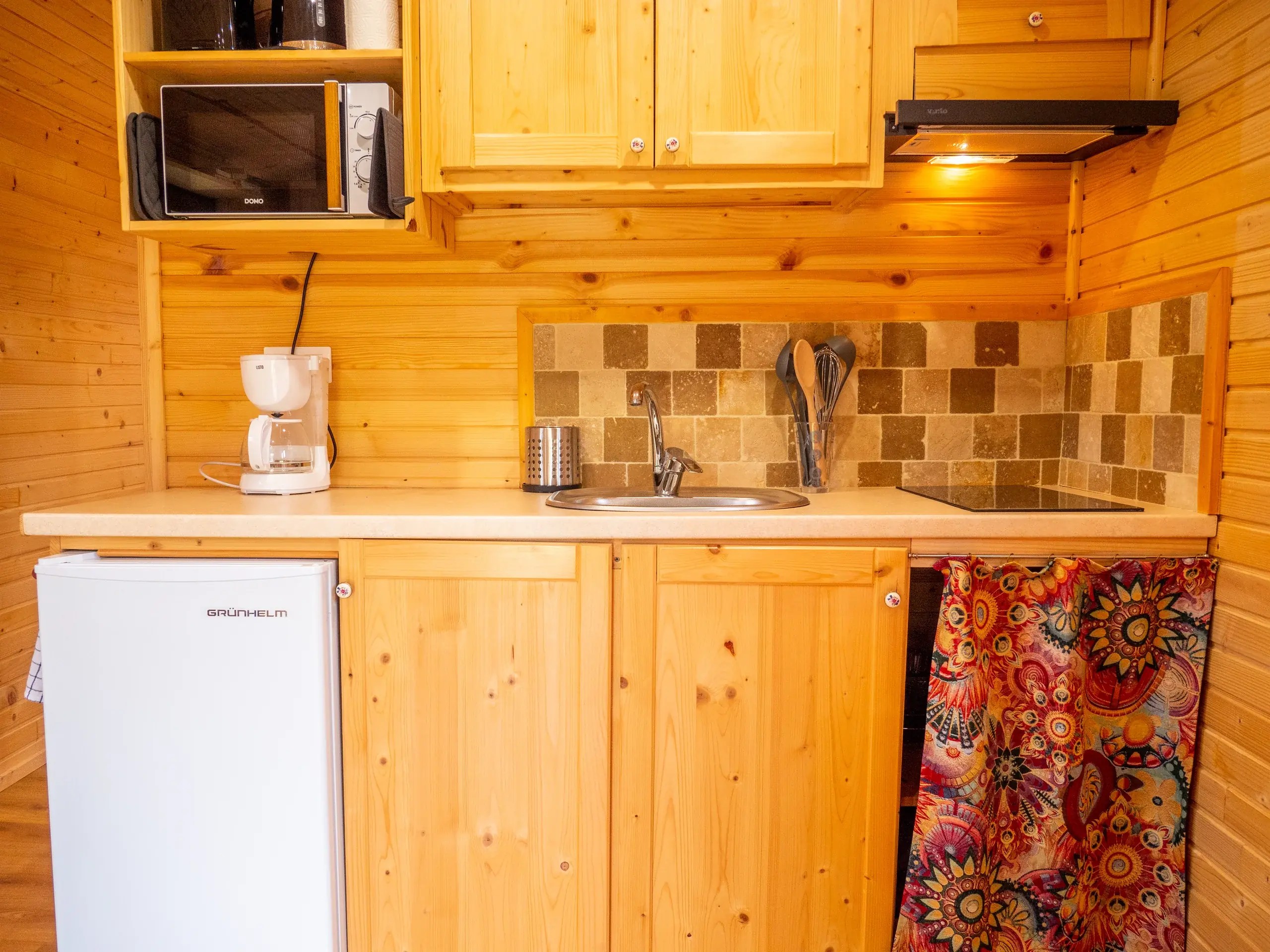 Roulotte Les Mésanges — Escapade bohème au bord d'un ruisseau en Ariège à Foix — cuisine