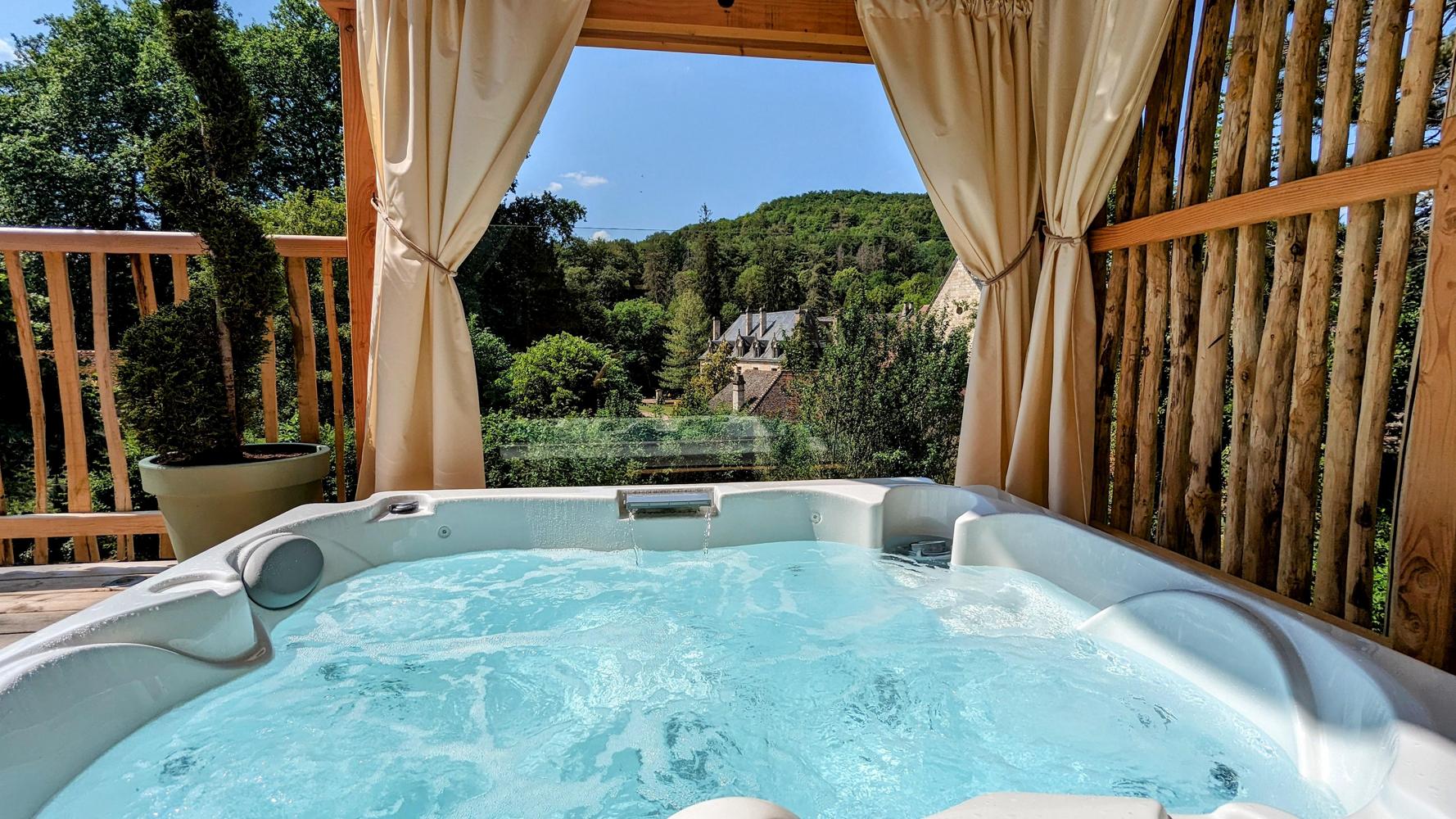 La cabane du Domaine des Ecus d'Or — Cabane sur pilotis avec spa à Côte-d'Or à Dijon — salle de bain