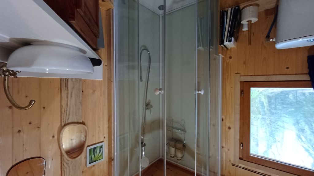 Roulotte des Hêtres — Séjour cosy avec spa à Saint-Pardoux en Haute-Vienne à Saint-Pardoux — salle de bain