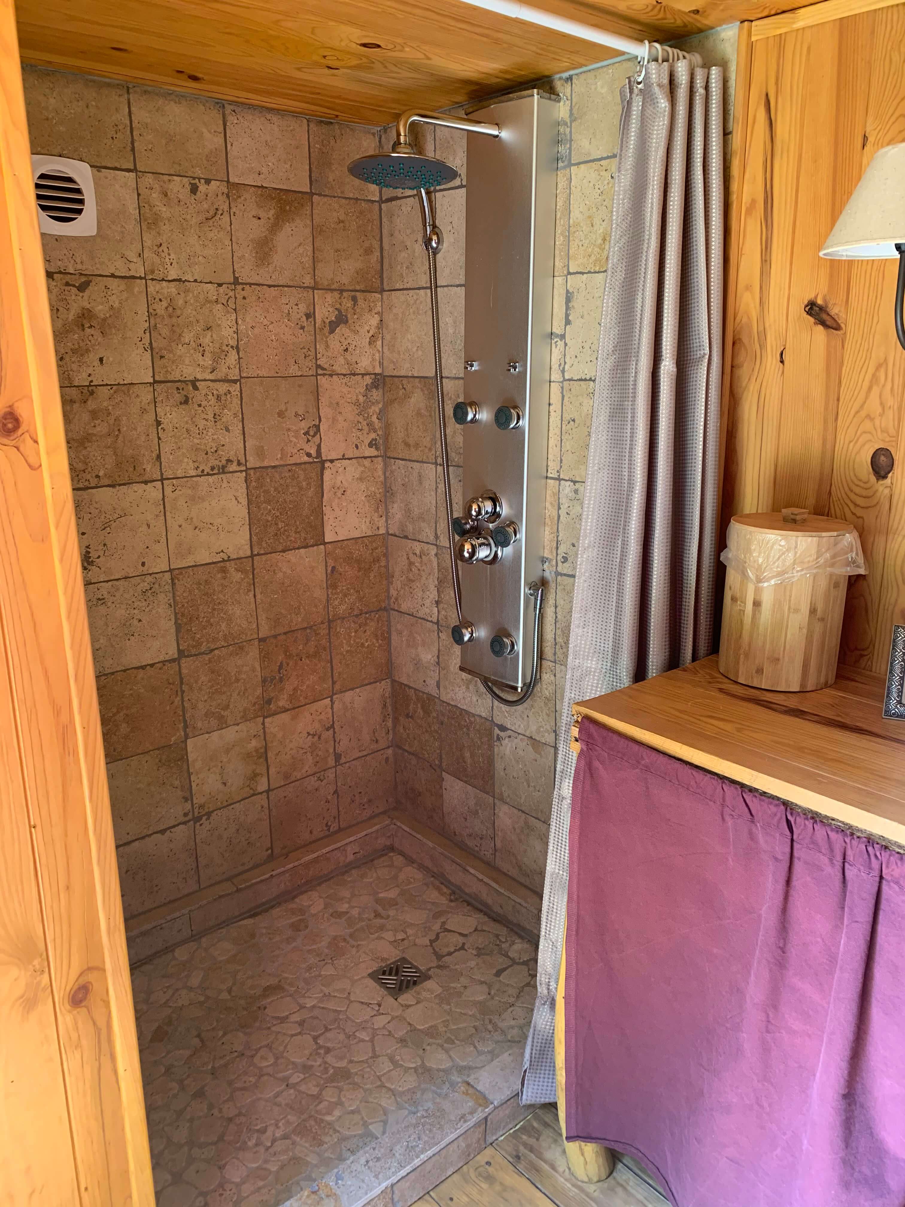 La mini roulotte — Séjour cozy avec spa à Haute-Loire à Saint-Christophe-d'Allier — vue depuis la terrasse