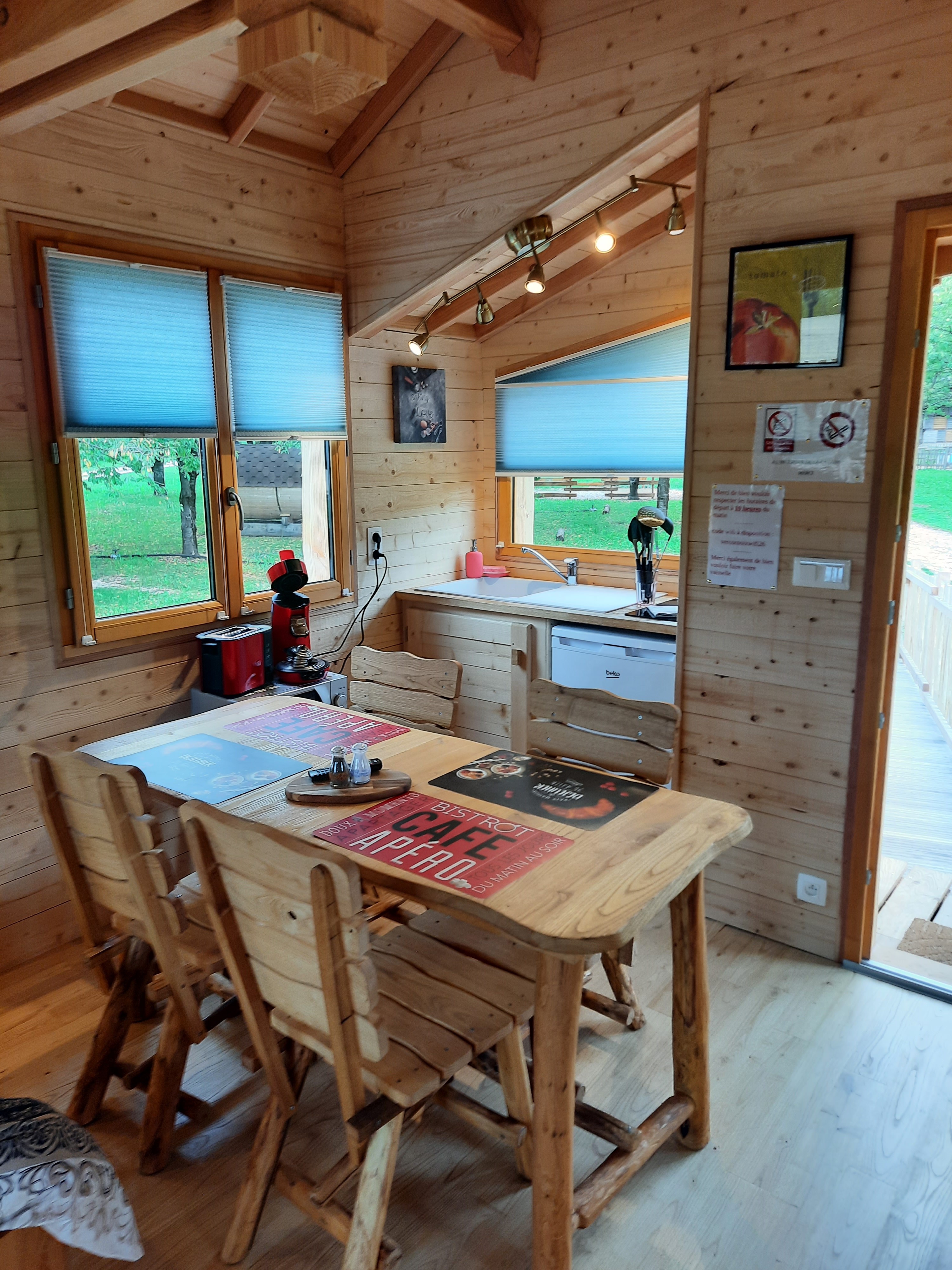 Cabane Prague — Nuit perchée avec spa à Vercors en Drôme à Saint-Jean-En-Royans — vue depuis la terrasse