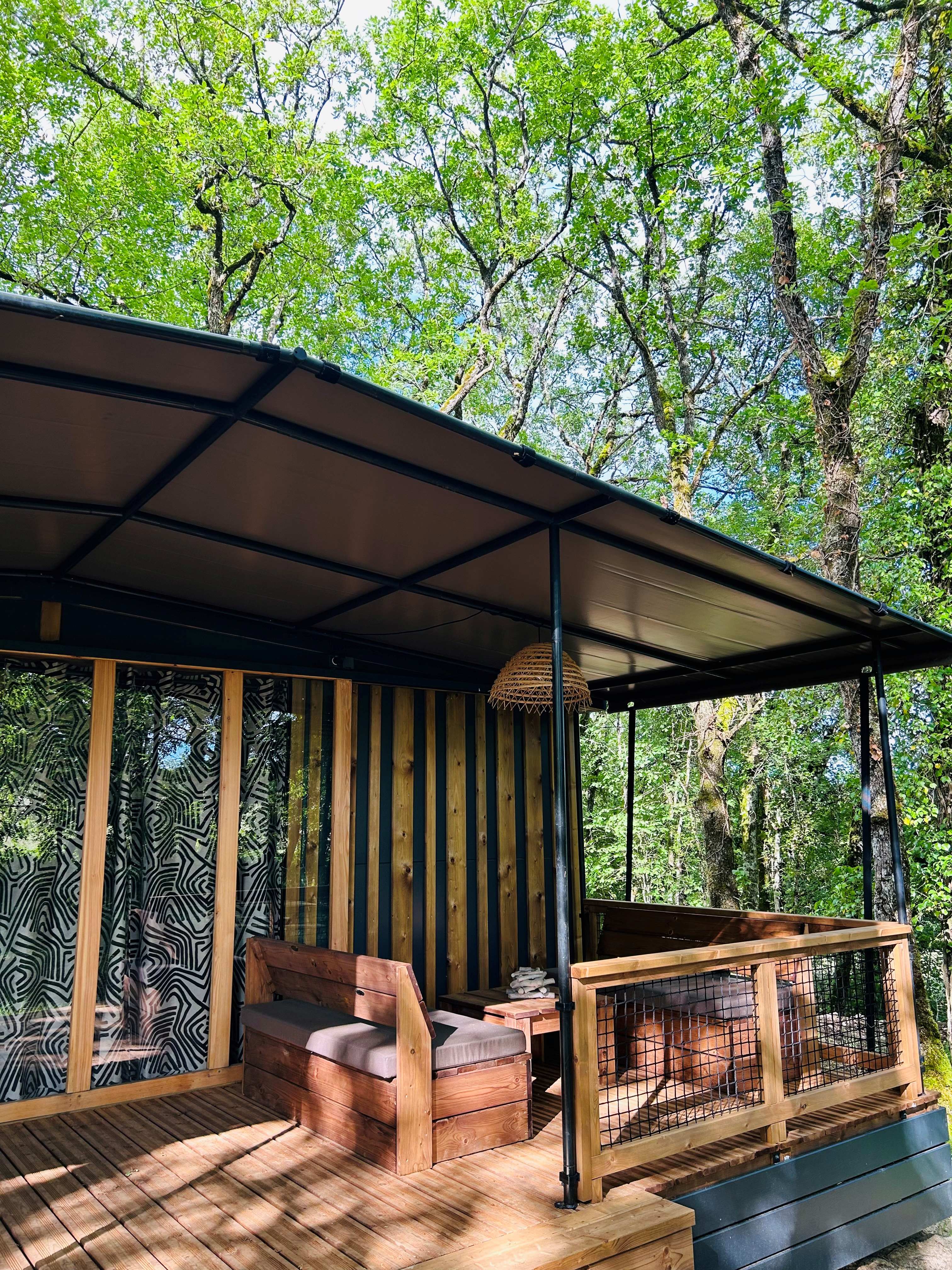 La Tiny le bois de Luce : une évasion moderne en pleine nature à Le Montat — environnement naturel