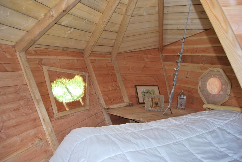Cabane des Buis : une échappée belle dans les arbres à Magné — chambre