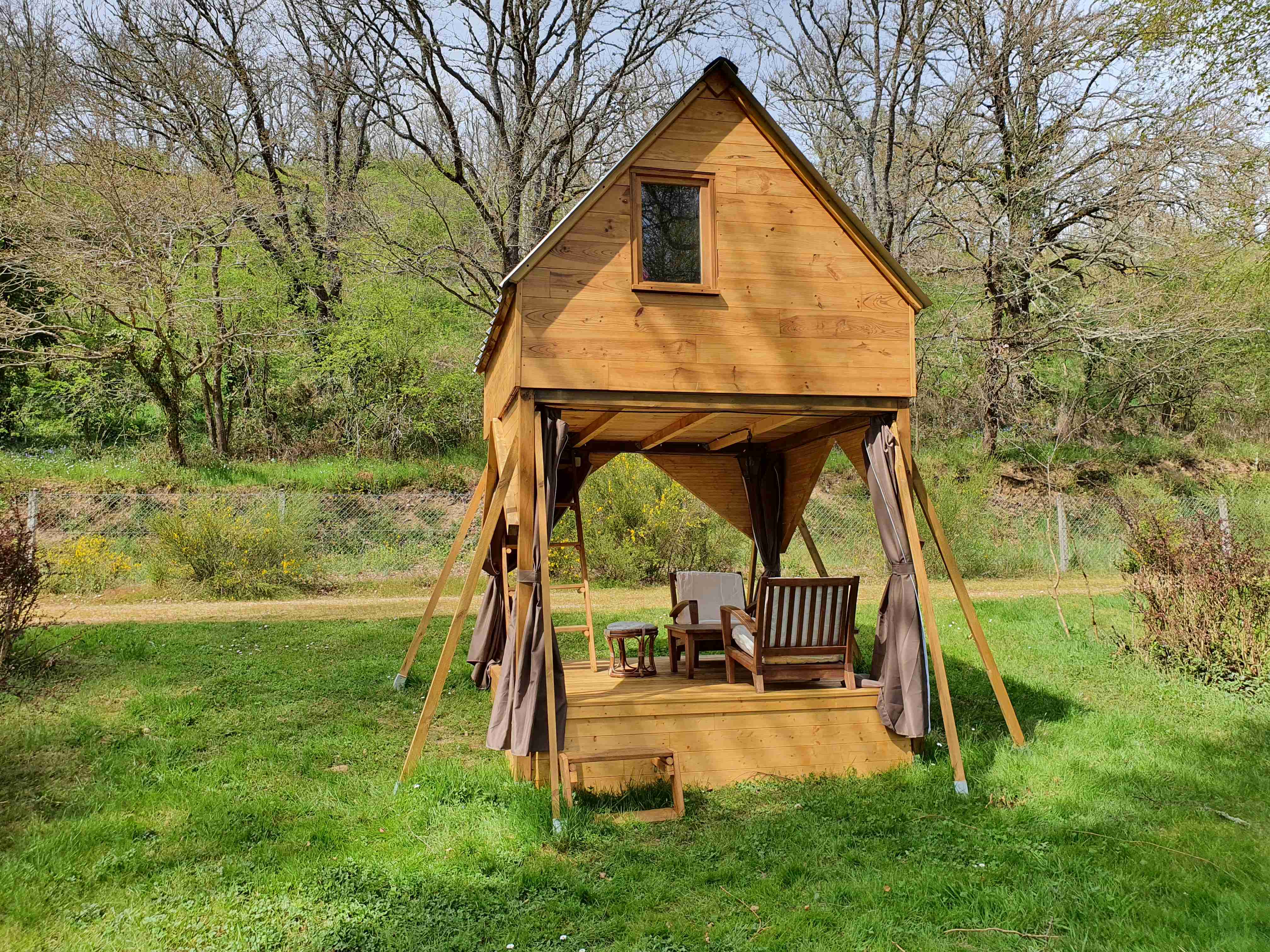 La cabane perchée : une expérience unique en Auvergne à Huriel — vue intérieure