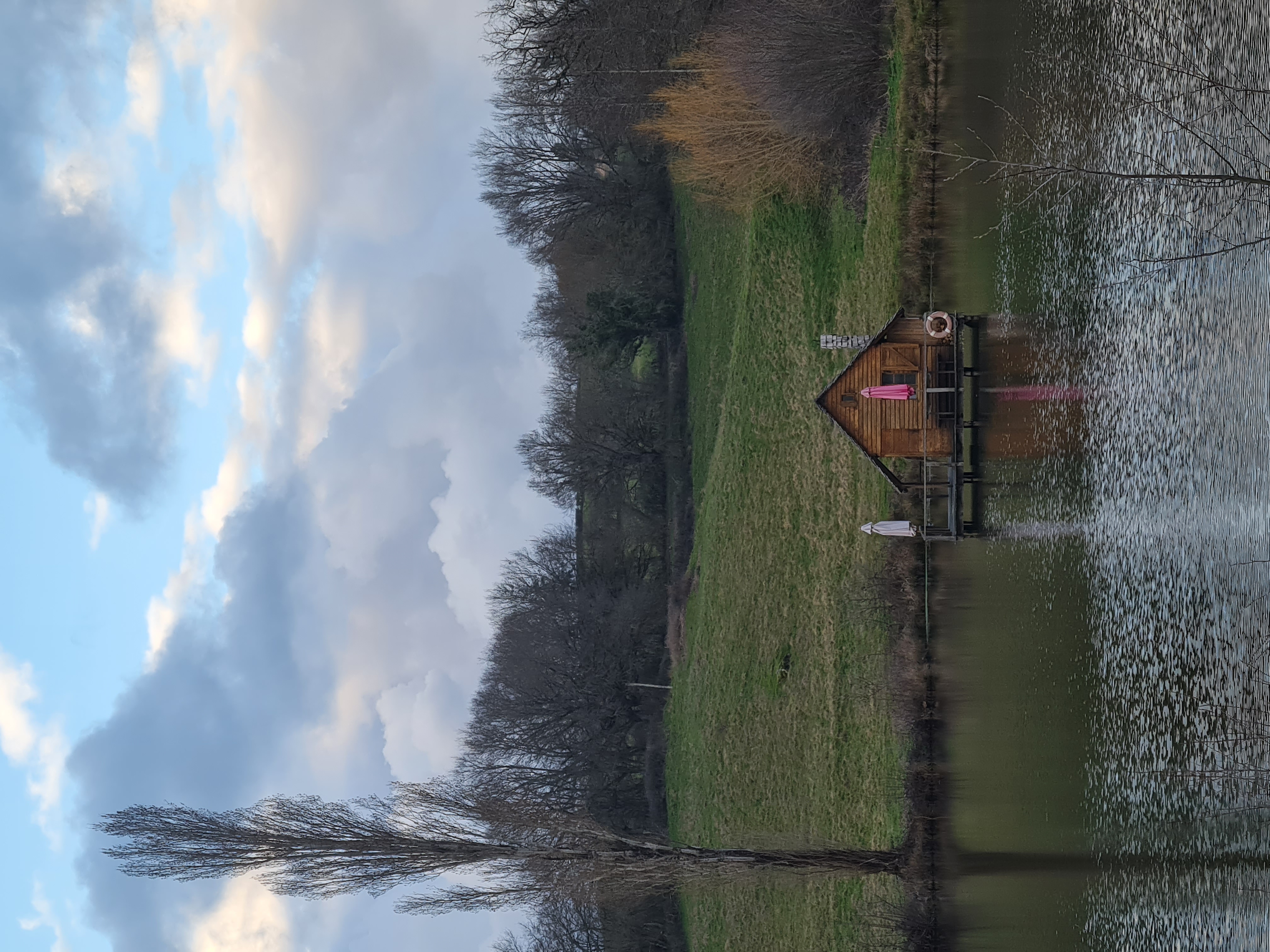 Cabane du Paraclet : une évasion sur l'eau en Bourgogne à Saint-Didier-Sur-Arroux — vue depuis la terrasse