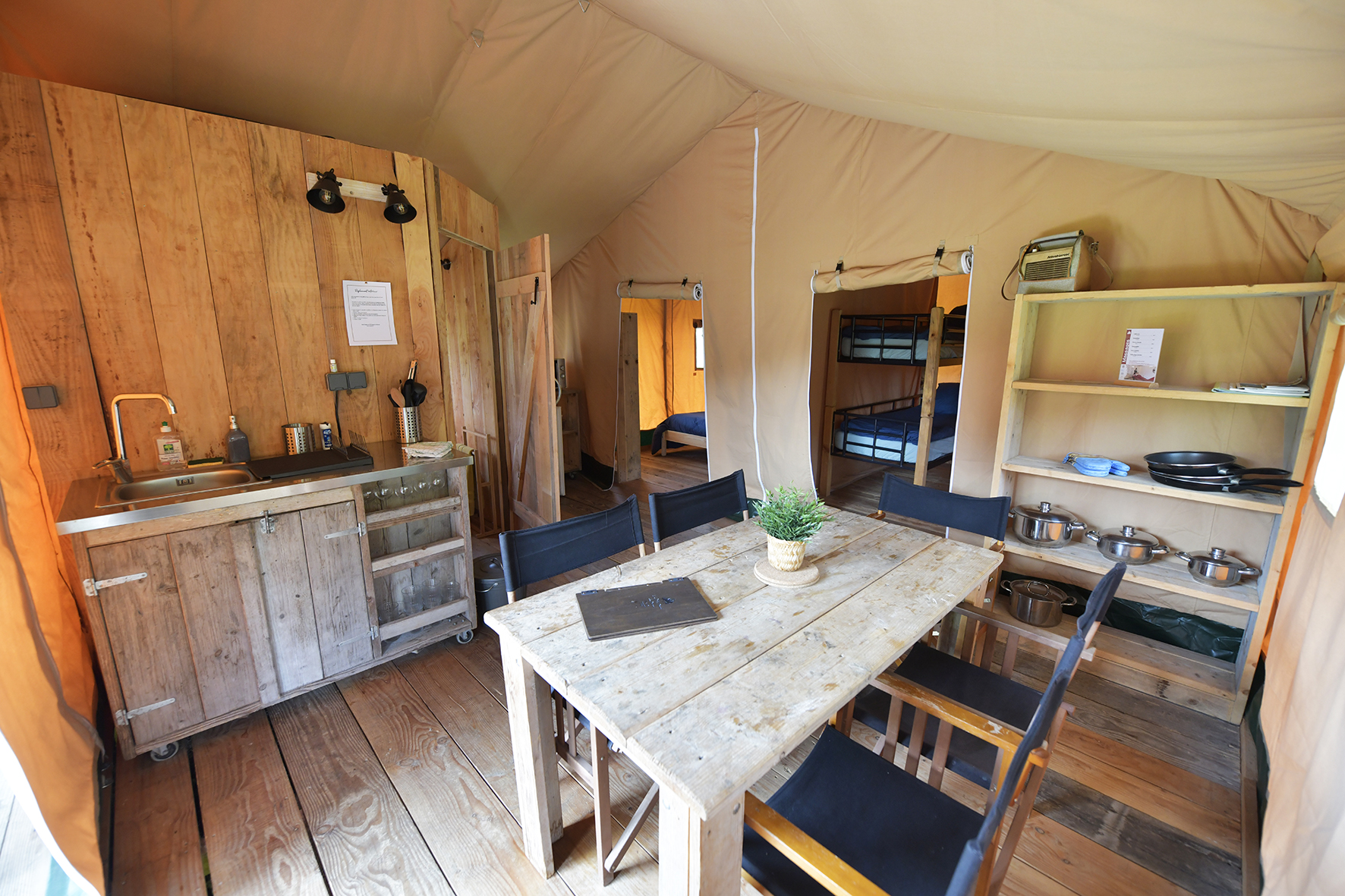 Le lodge de la Chouette : une expérience immersive en pleine nature à Quarré-Les-Tombes — chambre