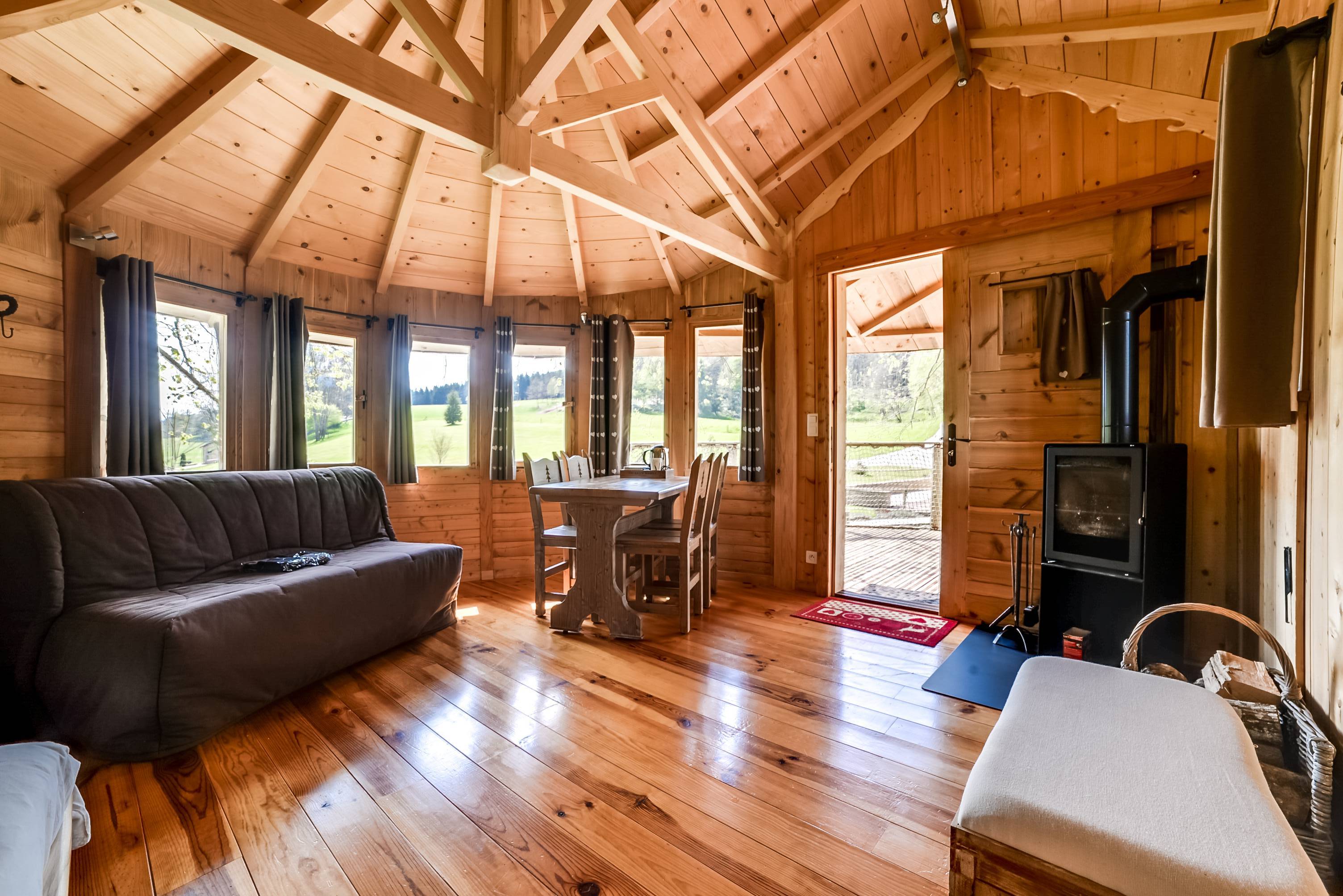 Cabane Spa des Tilleuls : une évasion dans les arbres à Corcelle-Mieslot — salle de bain