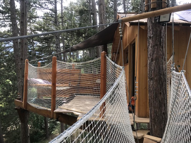 La cabane étoilée : une nuit suspendue dans les arbres à Barcelonnette — salle de bain