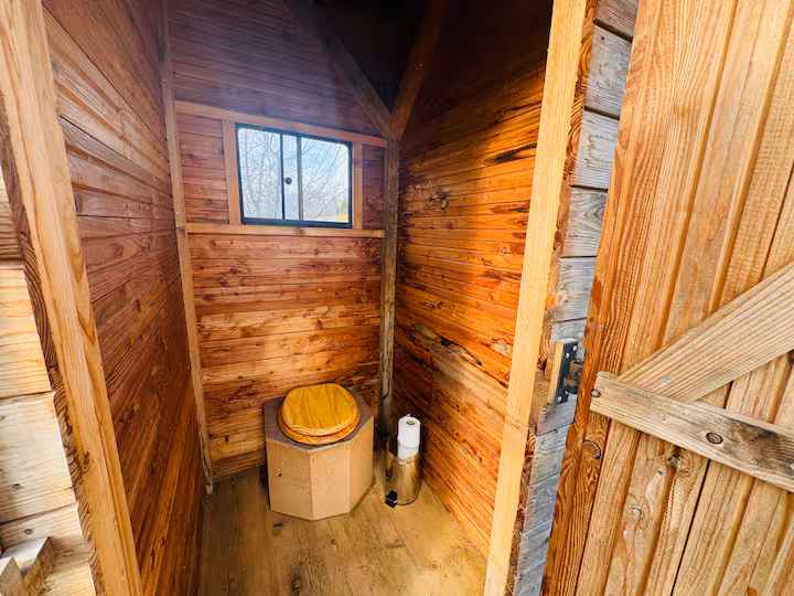 La petite roulotte de Vallin — Roulotte cosy avec vue dégagée à Torchefelon (Isère) à Torchefelon — détail architectural