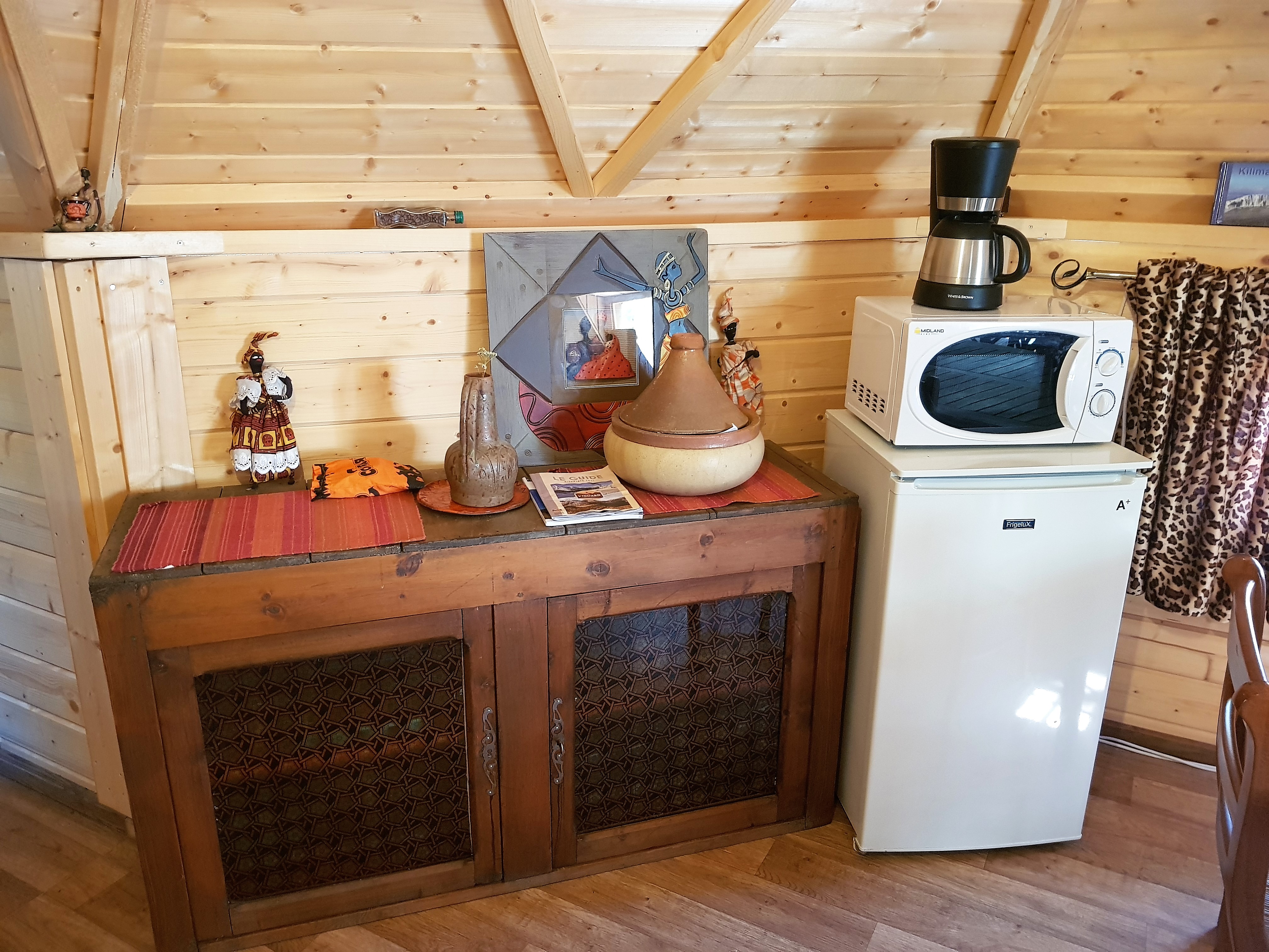 Un refuge Kota pour une expérience unique en pleine nature à Saint Martin De Queyrières — espace de vie