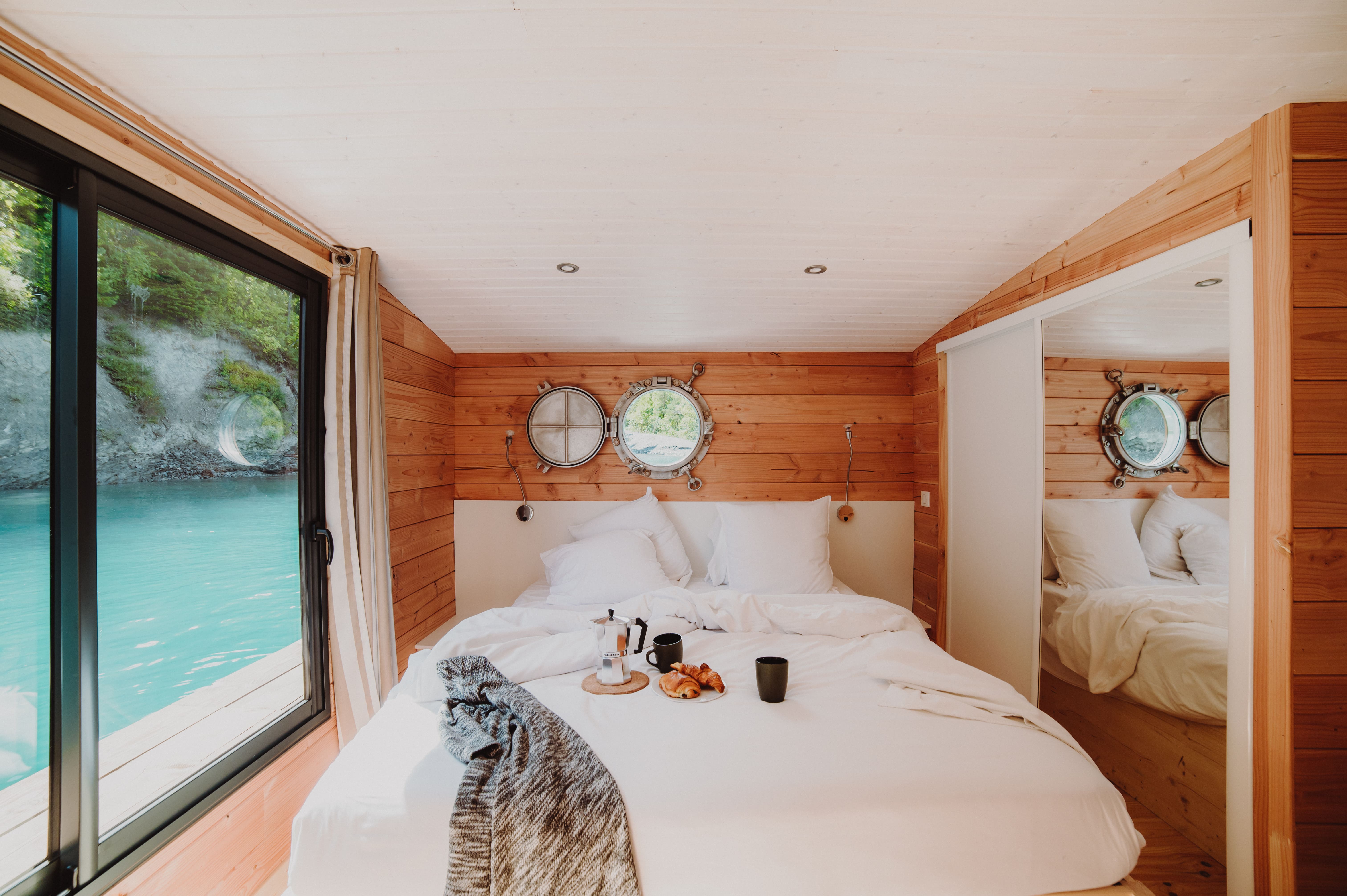 Toue Cabanée du Lac de Serre Ponçon — Séjour insolite avec spa dans les Hautes-Alpes à Rousset-Serre-Ponçon — salle de bain