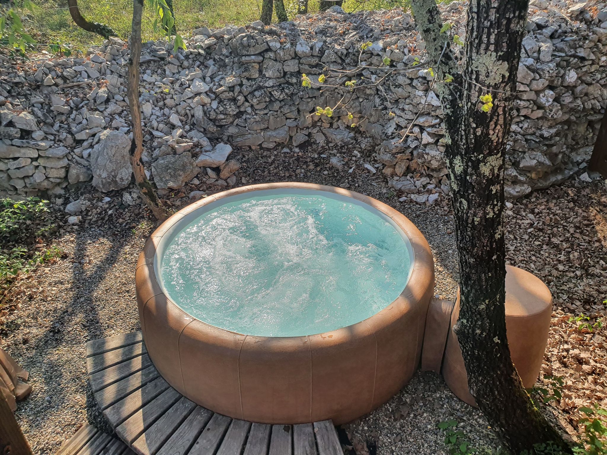 Roulotte gîte Nuit d'Amour & SPA : une évasion romantique à Vogüé — chambre