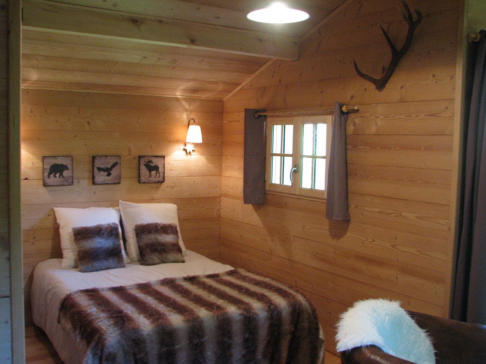 La Cabane du Trappeur : une expérience immersive en pleine nature à Ore — vue intérieure