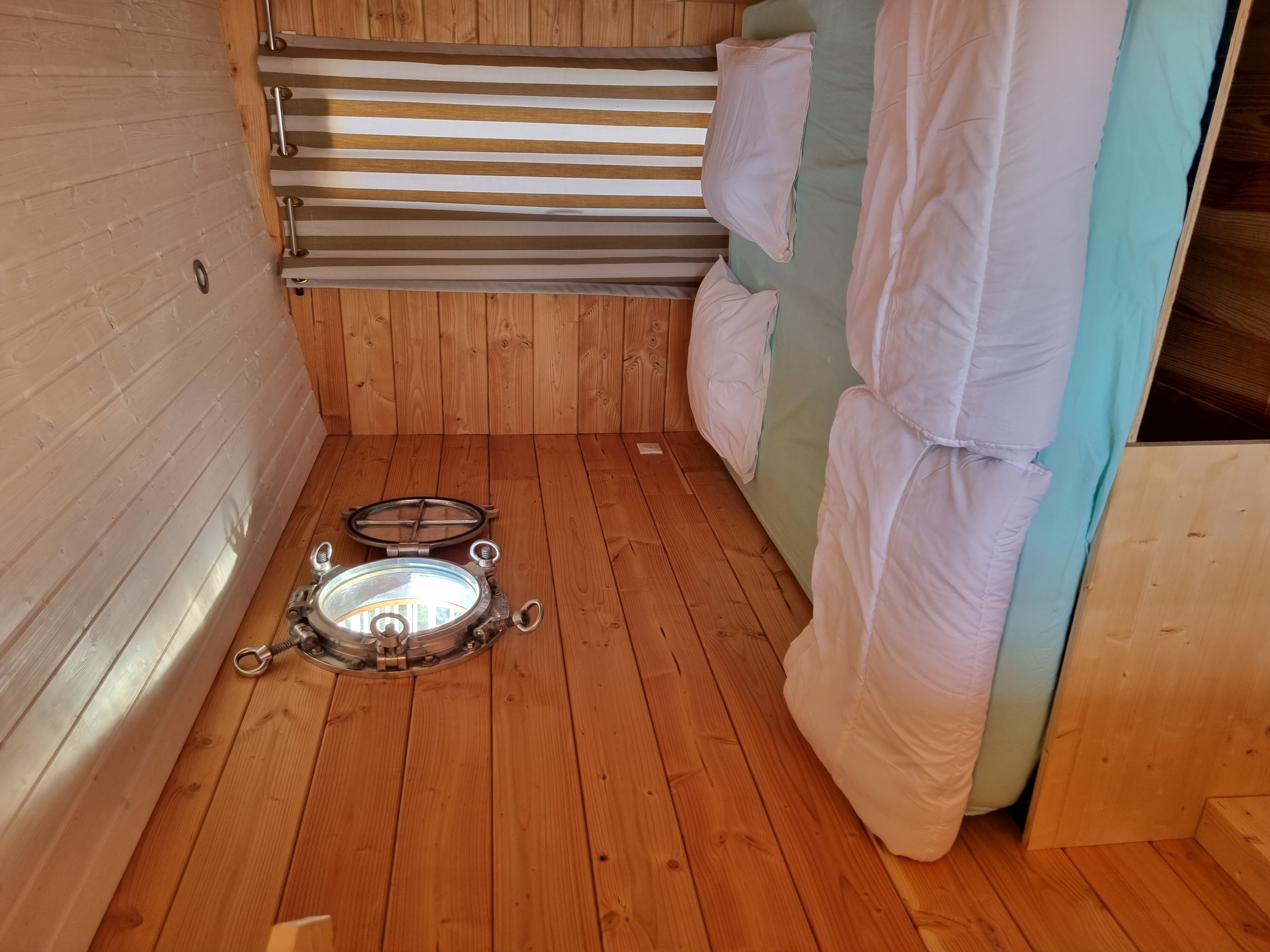 Lodge Boat 2 cabines : une cabane sur l'eau en Limousin à Peyrat Le Chateau — espace de vie