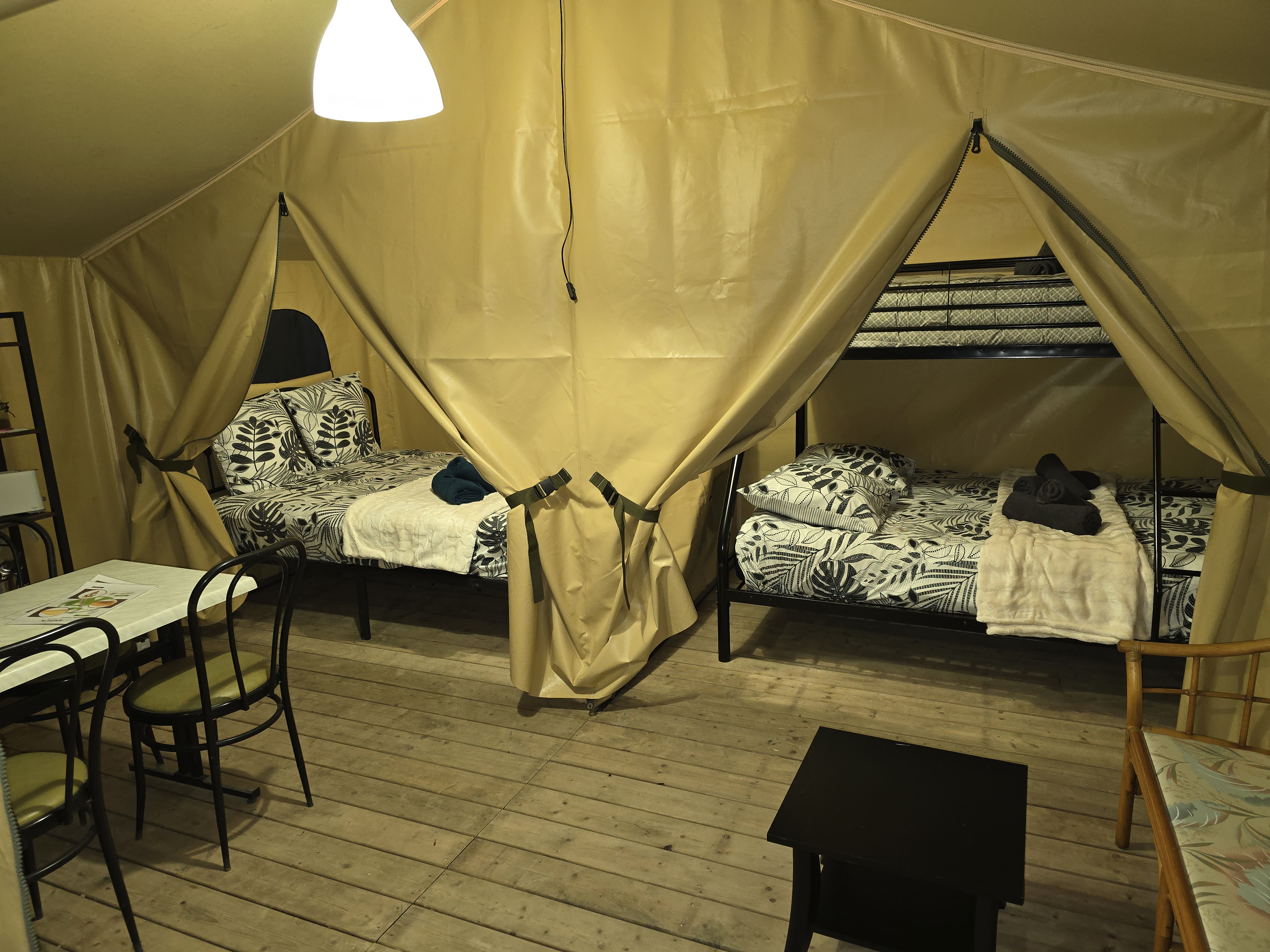 Tente Lodge Safari — Glamping avec spa à Calvados à Noues de Sienne — environnement naturel