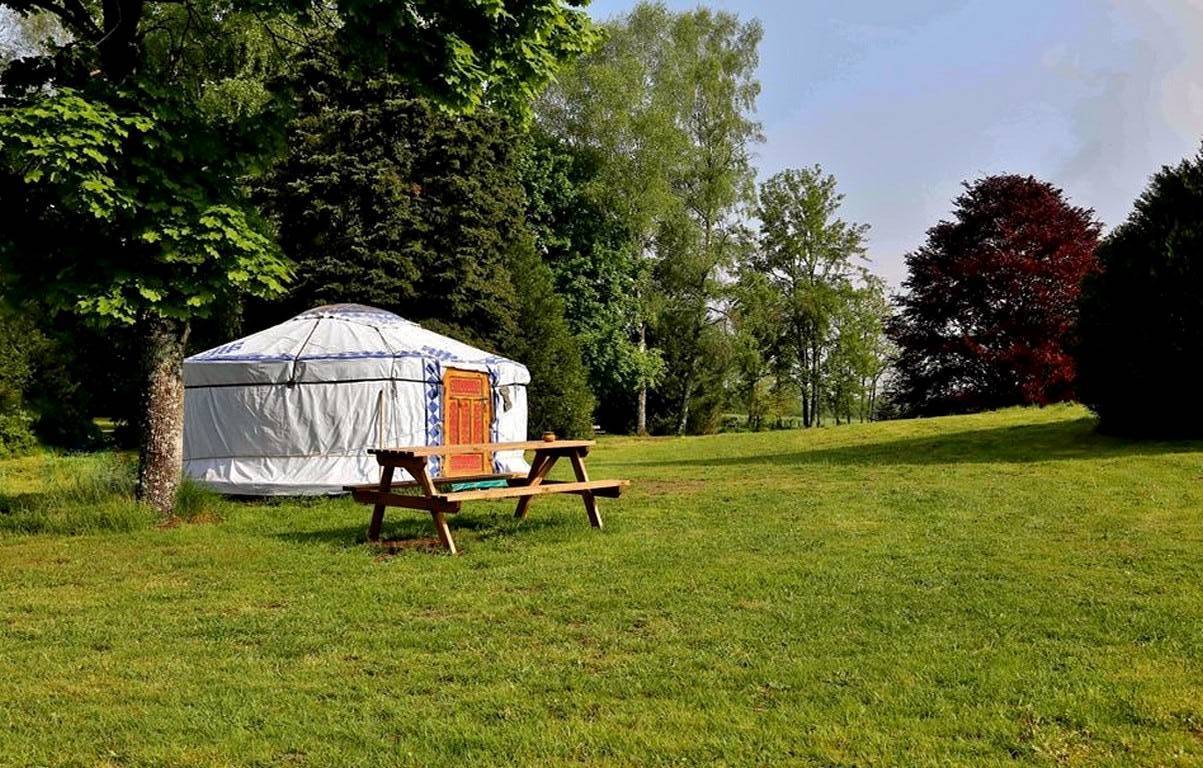 Une yourte au bord d'un lac : une expérience immersive en Auvergne — Yourte à Condat-En-Combraille