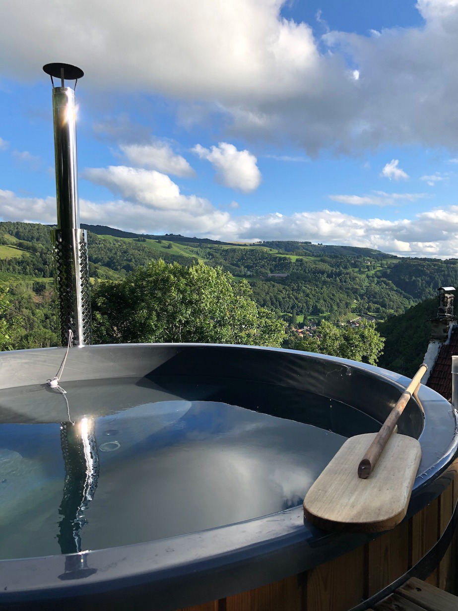 Tente cabane "Shouca" — Cabane sur pilotis avec spa à Cantal à Les Milans — vue intérieure