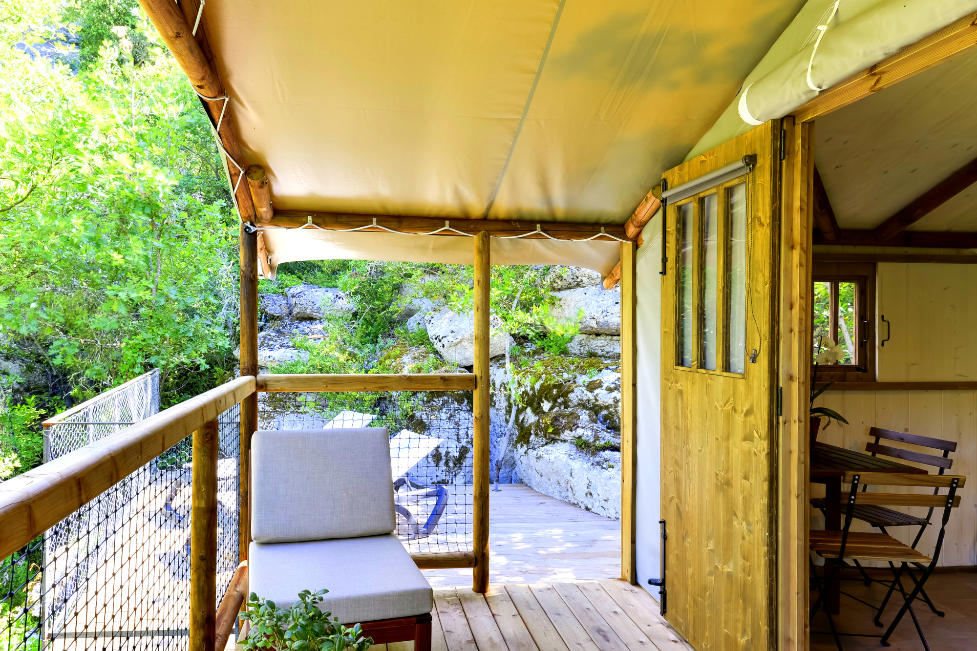 Le Vallon : un ecolodge enchanteur en Rhône-Alpes à Balazuc — chambre