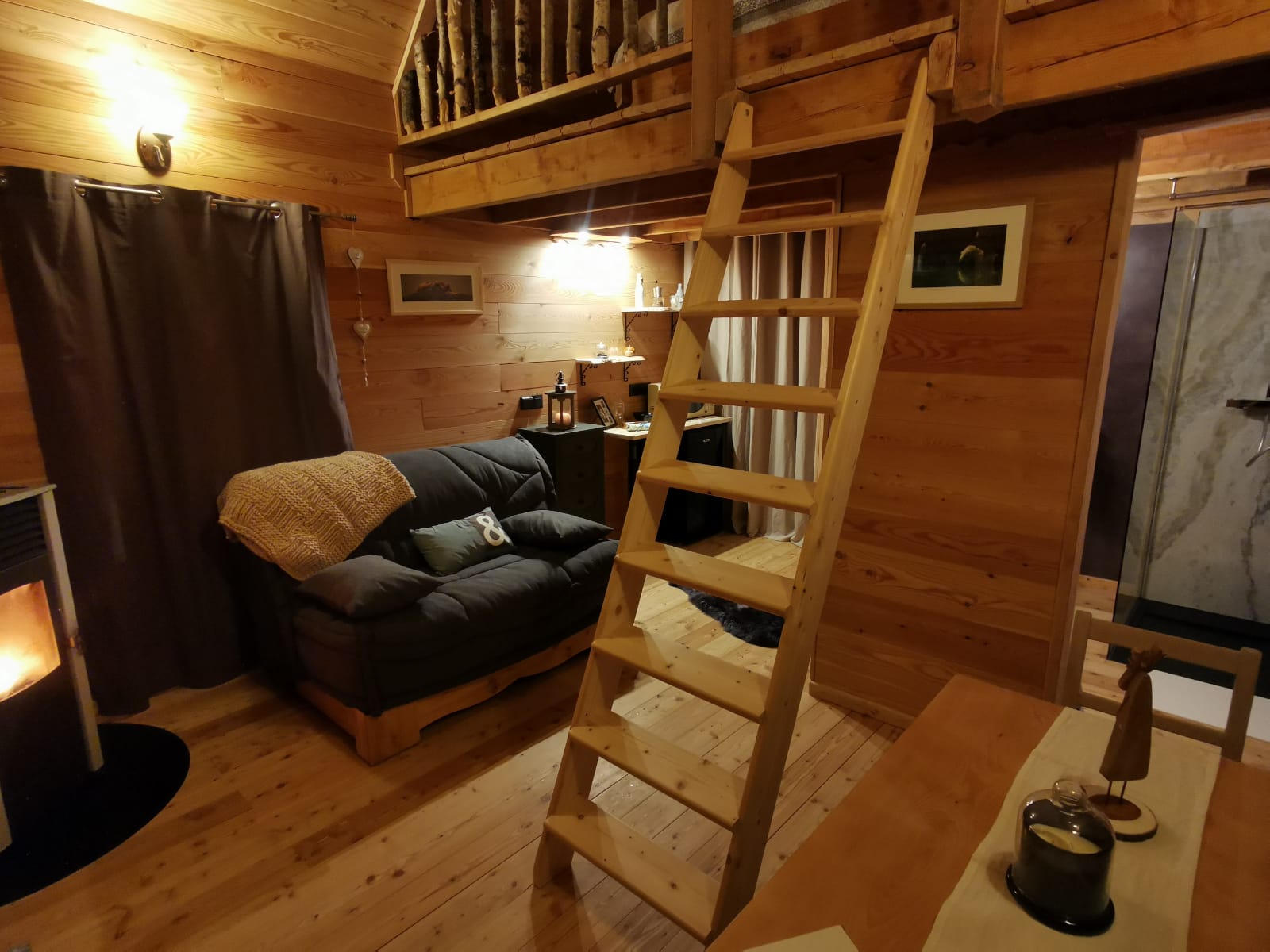 Cabane Le Jas du chamois : une échappée belle sur pilotis à Le Lauzet Ubaye — vue intérieure