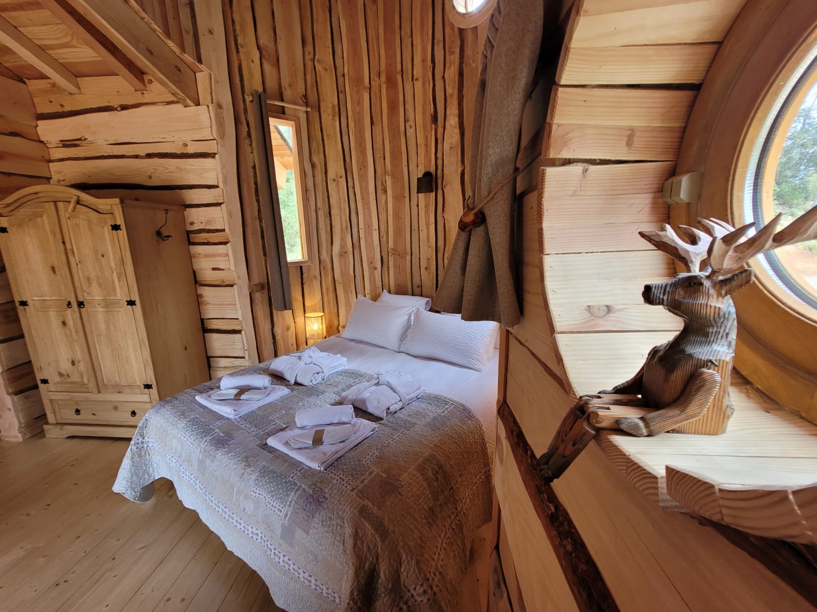 La cabane & spa Cassiopée — Nuit perchée à 9m en Ardèche à Aubenas — détail architectural