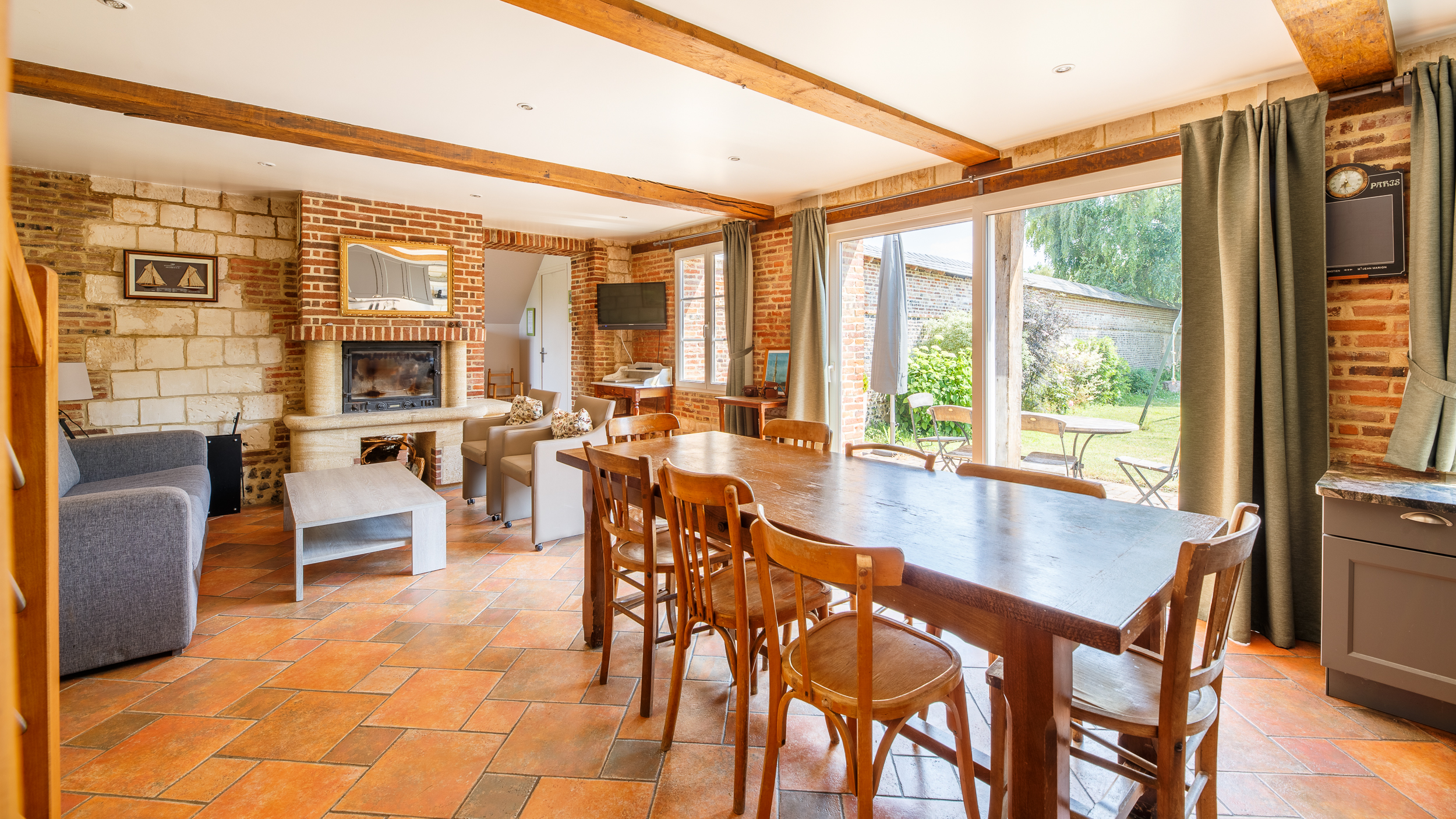 Évasion sensorielle dans une maison de campagne avec spa à Beauchamps — espace de vie