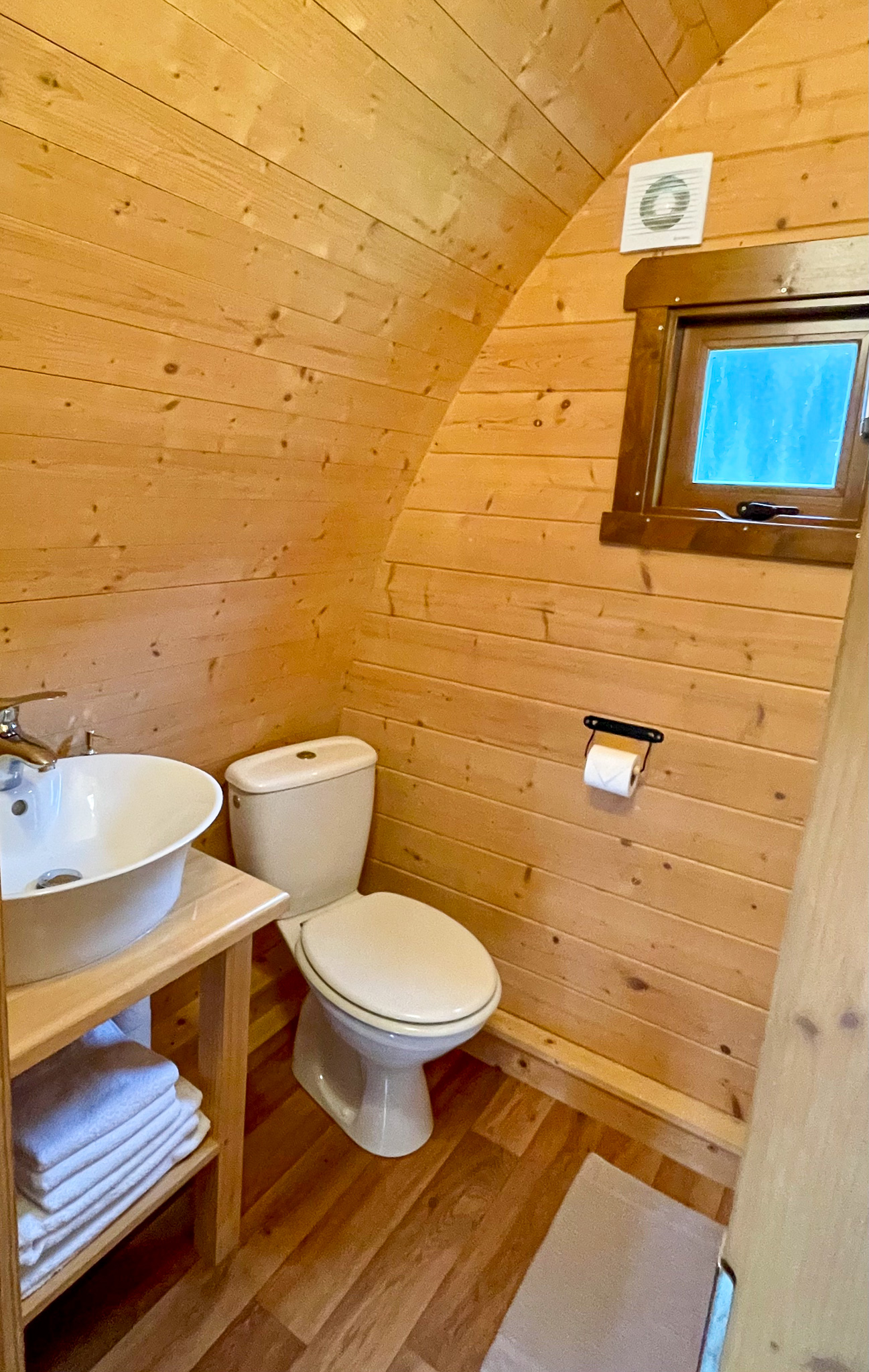 Séjournez dans une cabane forestière au cœur de la nature à La Chapelle Blanche St Martin — chambre
