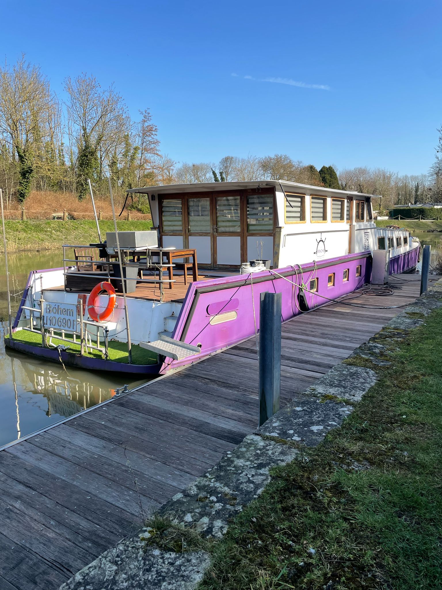 La péniche de Bergues : une expérience flottante en Hauts-de-France