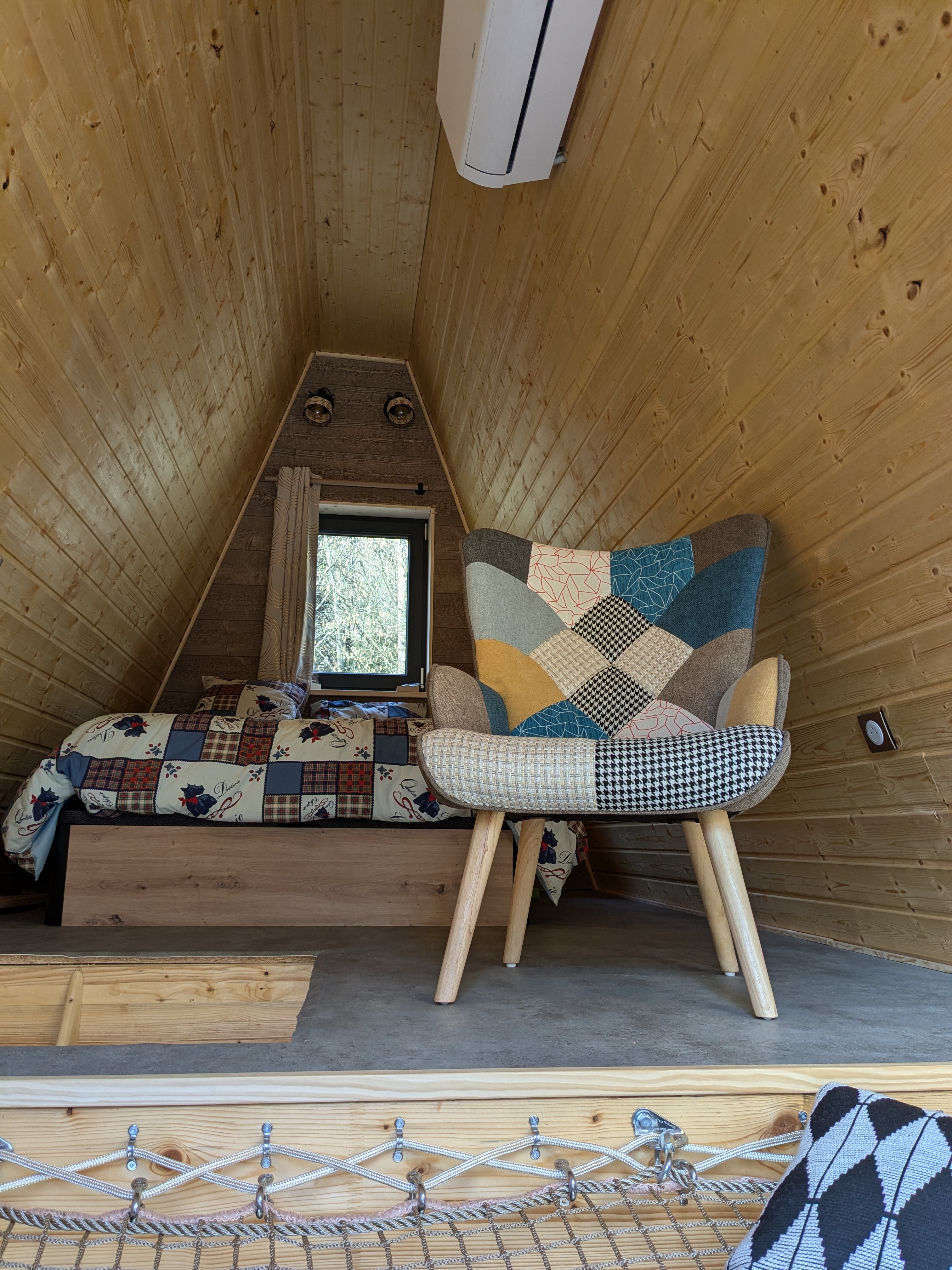 Le petit sabotier — Cabane avec vue sur la forêt en Moselle à Metz — détail architectural