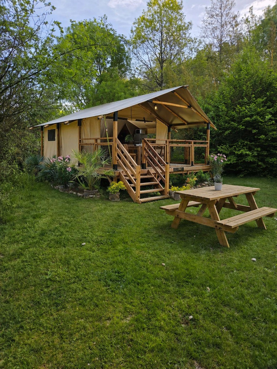 Tente safari au bord de l'étang — Tente avec spa à Deux-Sèvres