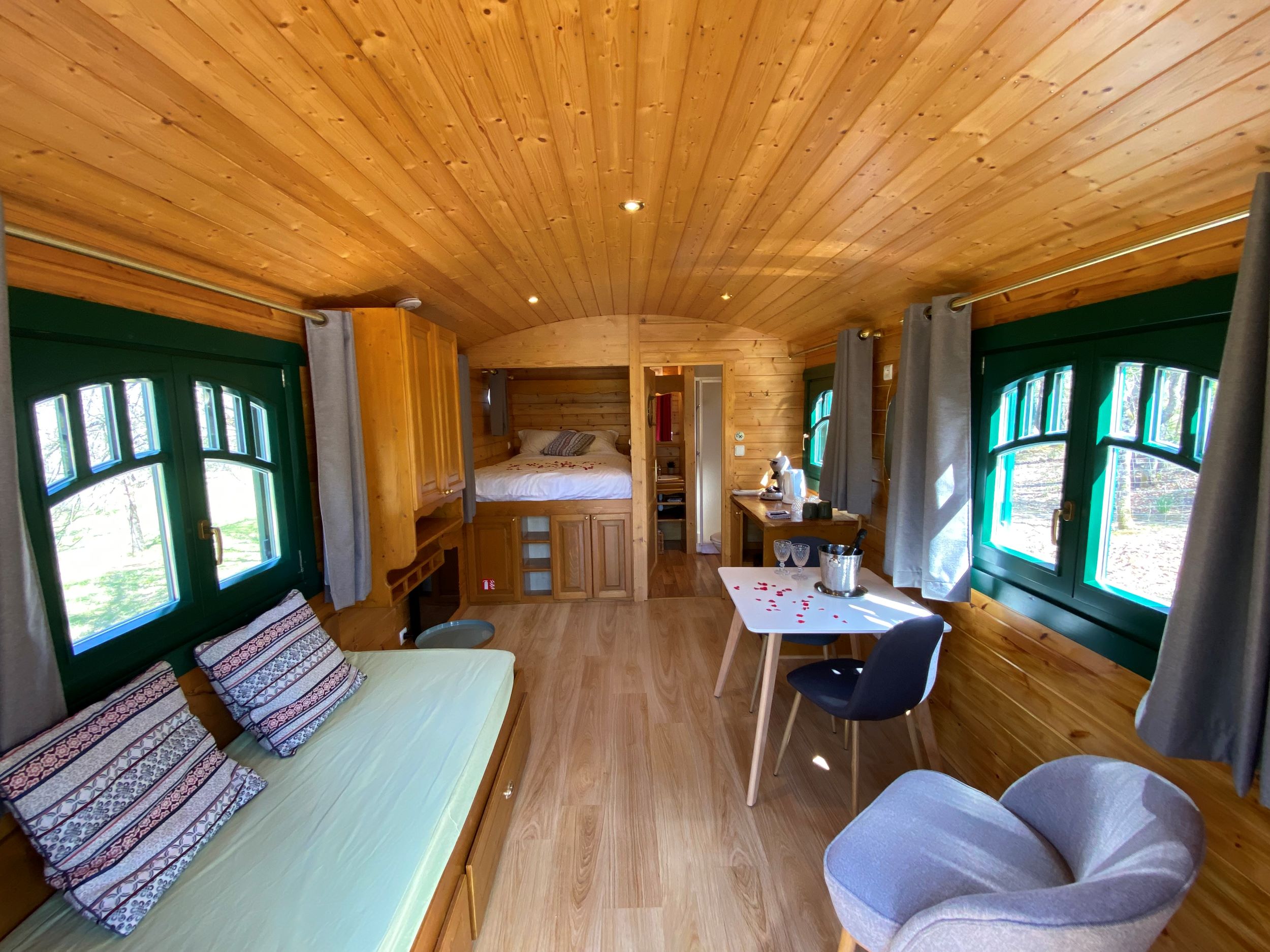 Roulotte Spa de Charme : une évasion sensorielle en Aquitaine à Monsac — détail architectural