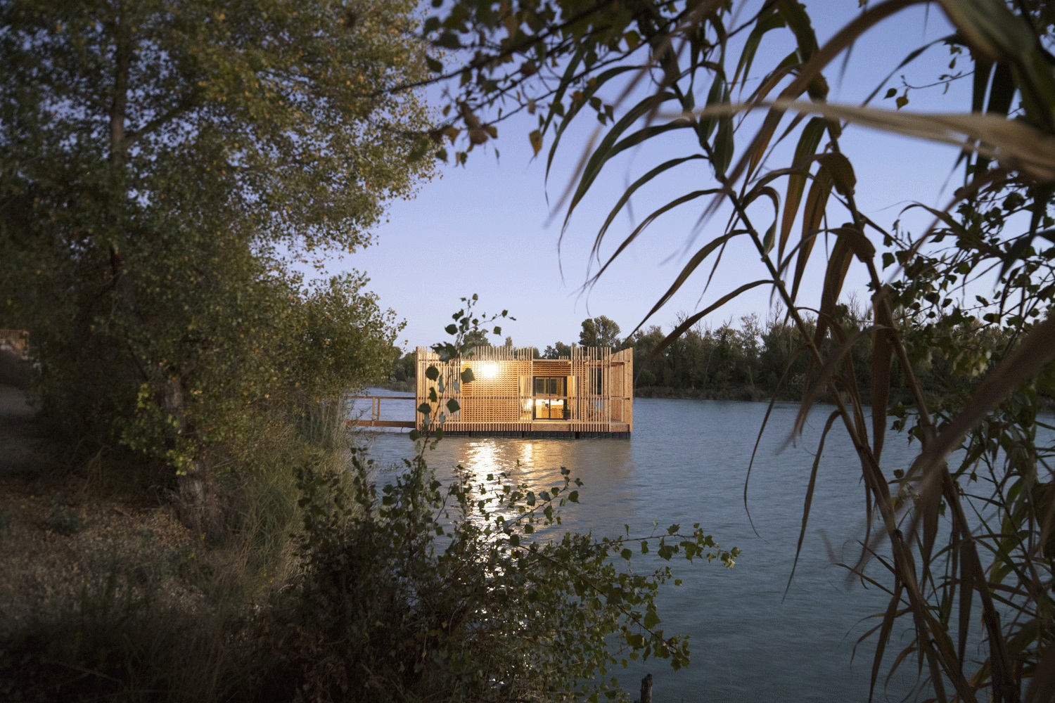Cabane Spa Bora Bora : une évasion sur l'eau en Provence à Sorgues — vue depuis la terrasse