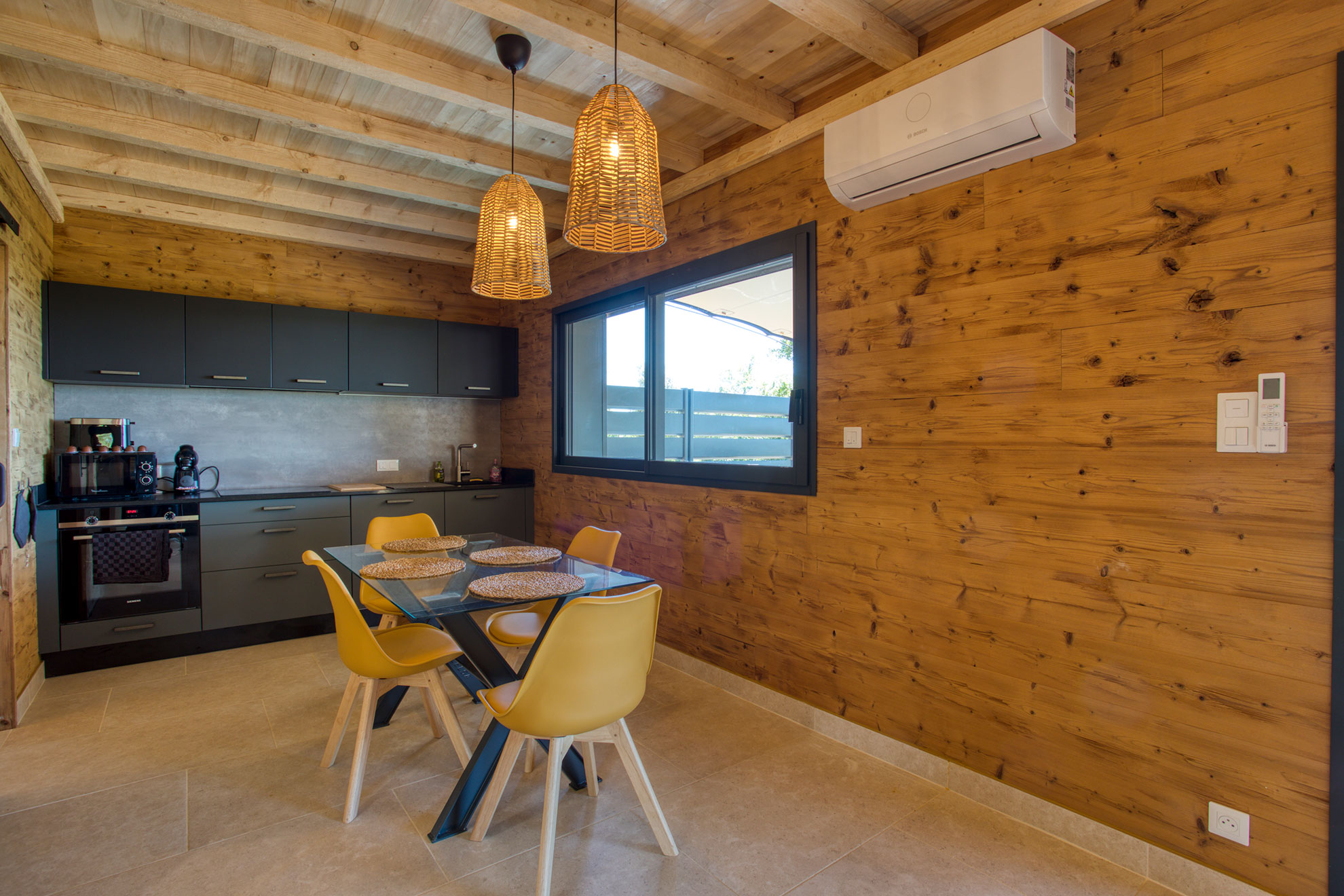 Lodge spa des Cèdres : une maisonnette au cœur de la nature à Sarlat — détail architectural
