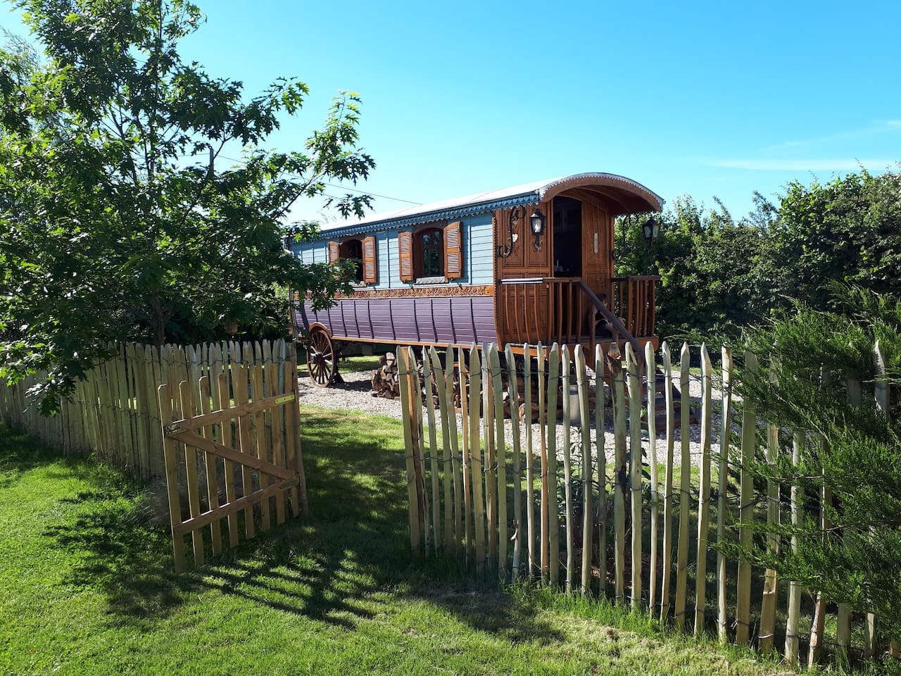La roulotte de Glorit — Roulotte avec spa à Pugnac (Gironde)