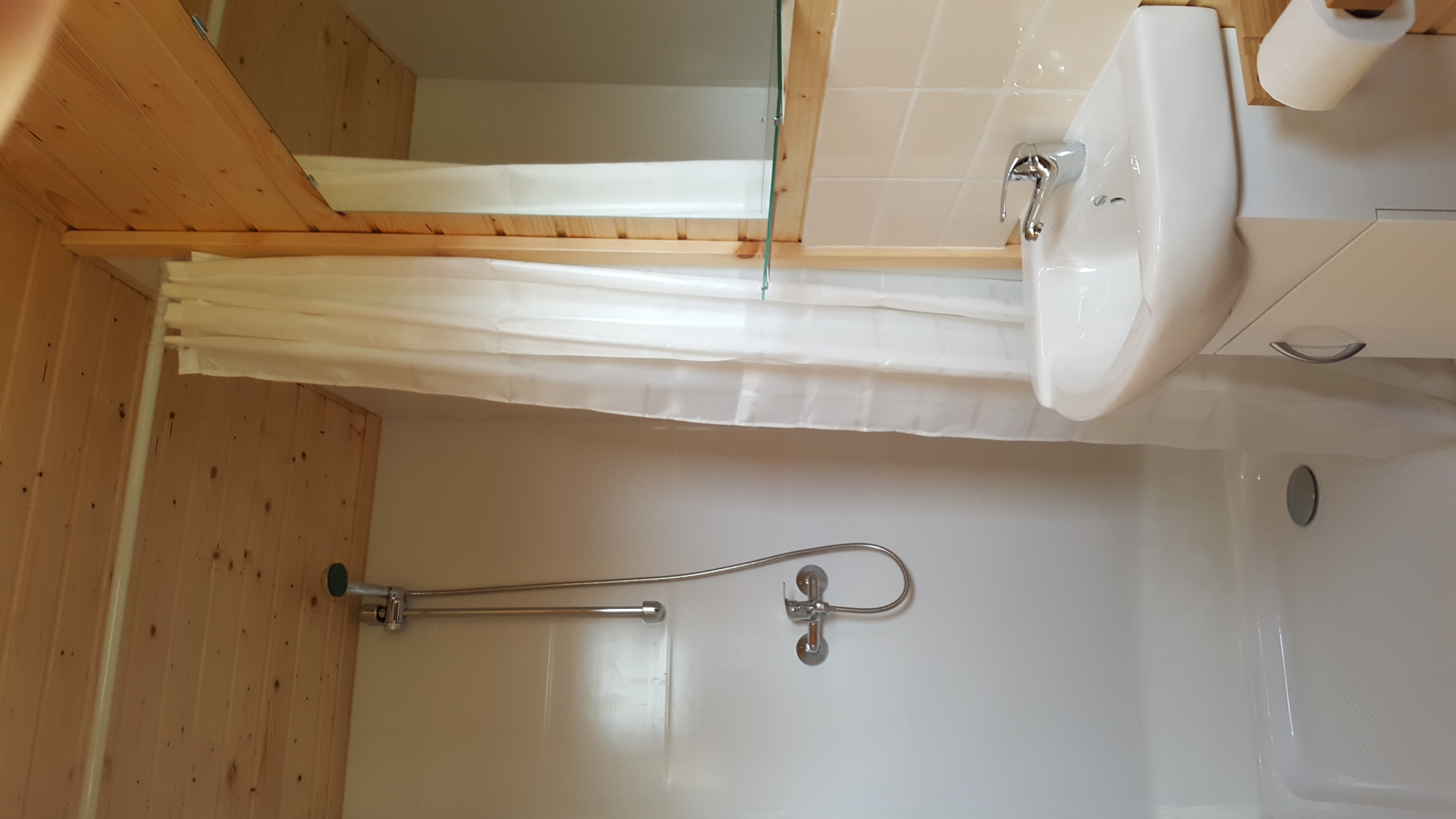 Roulotte Pouypardin — Nuit insolite avec spa à Gers à Riguepeu — cuisine
