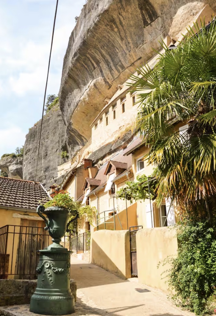 La maison troglodyte de la Lézardière — Hébergement insolite avec spa en Dordogne à Les Eyzies — vue intérieure