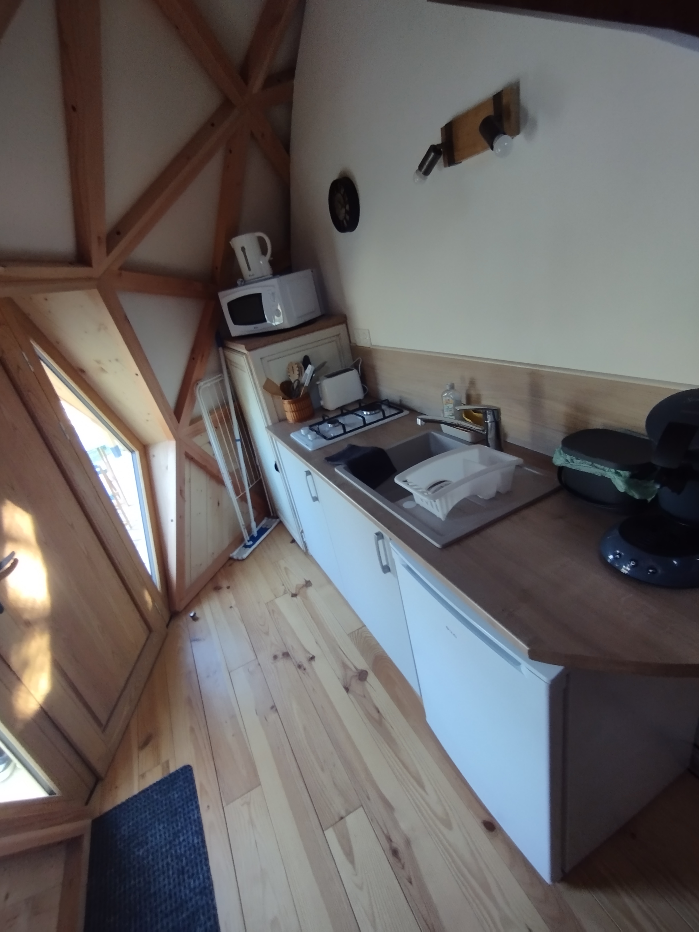 Le Dôme géodésique cocooning & Spa — Dôme avec spa à Yonne à L'Orée des 4 chemins — salle de bain