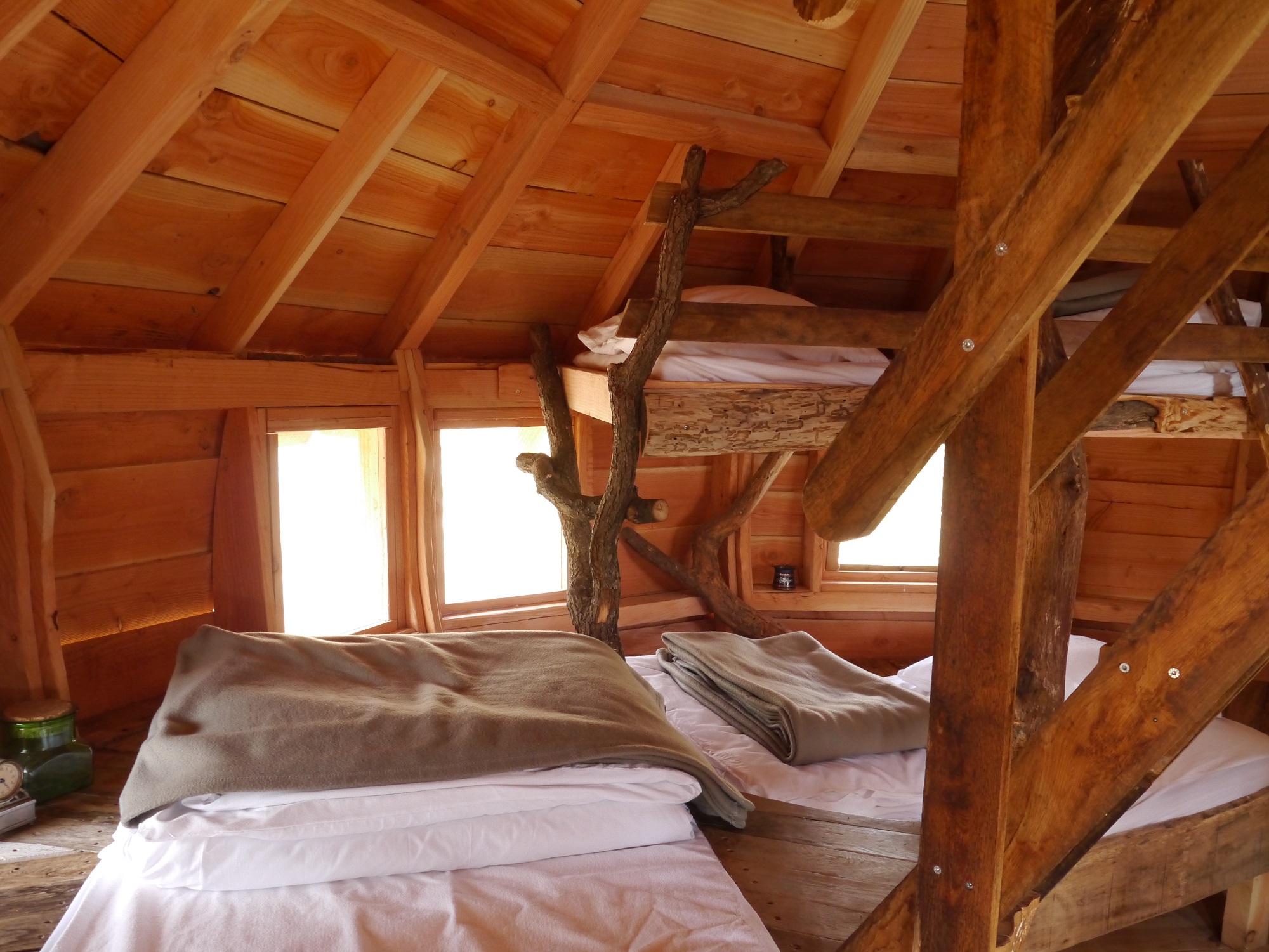 Arbràmâne : une cabane perchée au cœur de la Lorraine à Vittel — cuisine