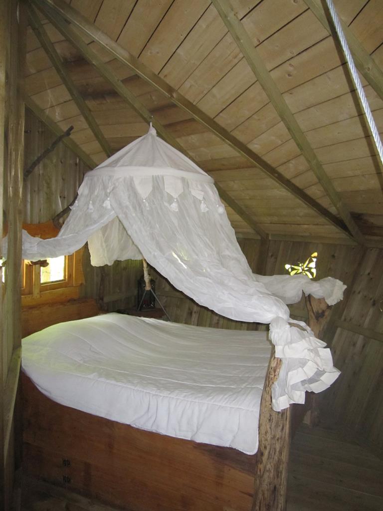 Évasion dans la Cabane de la Belle : un refuge dans les arbres à Magné — salle de bain