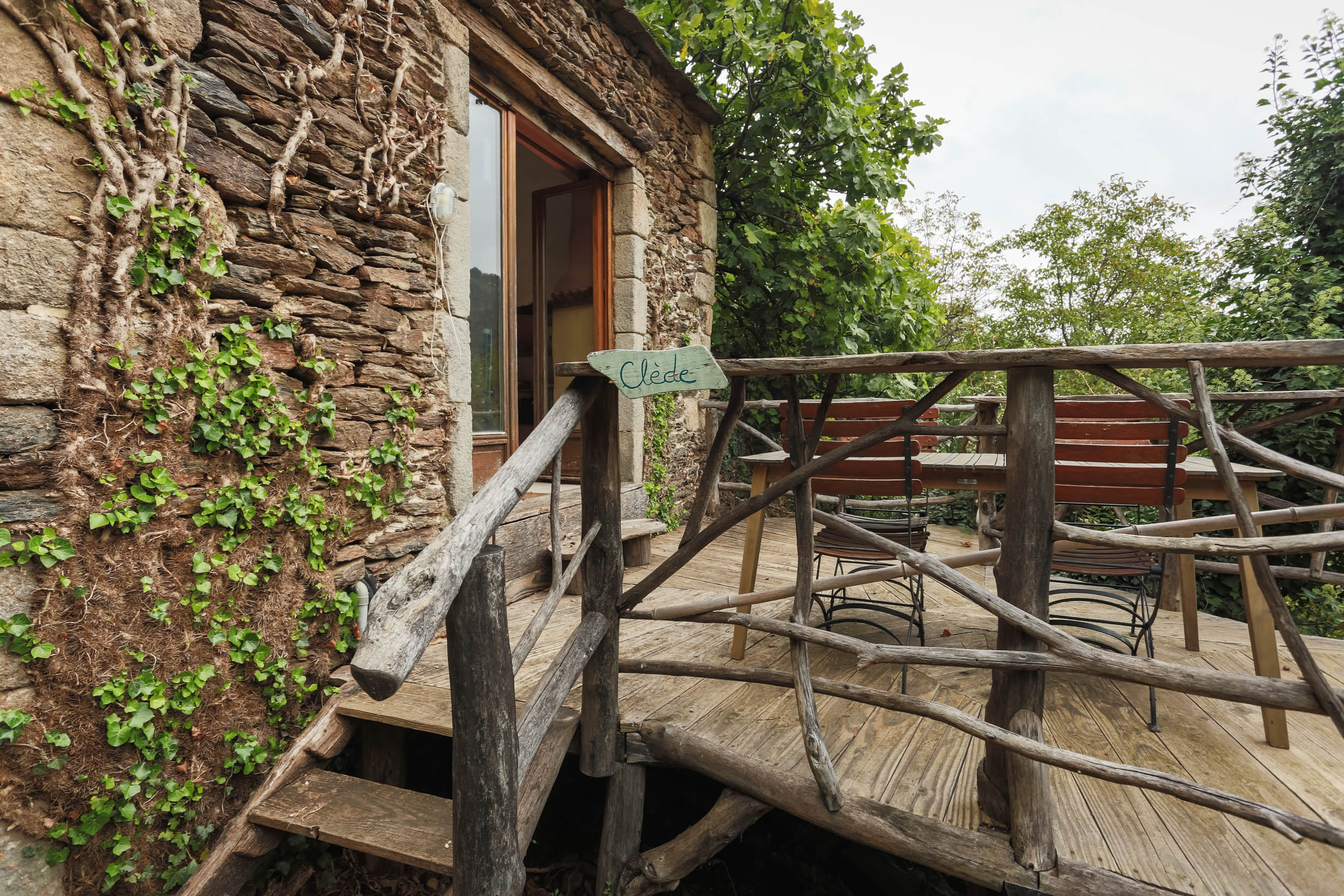 Yourte Cévennes — Nuit au cœur de la nature avec bassin naturel dans le Gard à Alès — cuisine