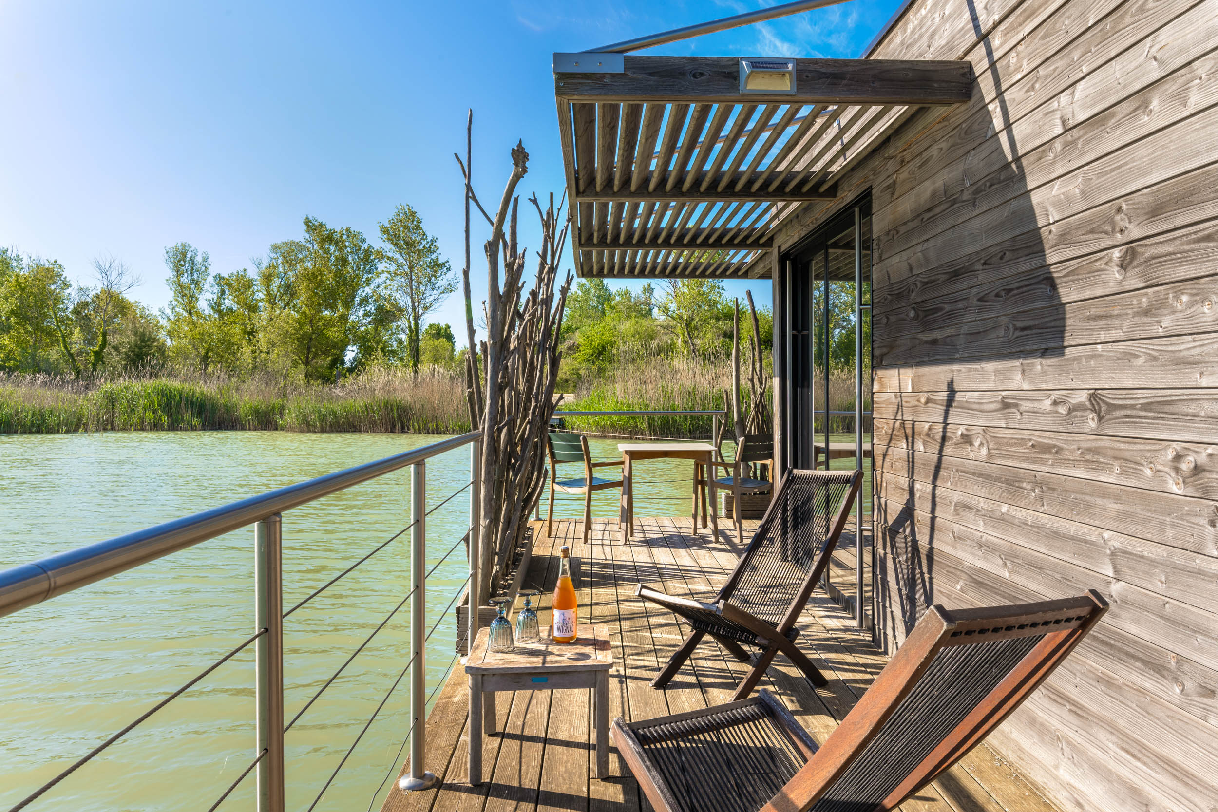 Éco-Cabane Utopie : une immersion sensorielle sur l'eau à Sorgues — cuisine