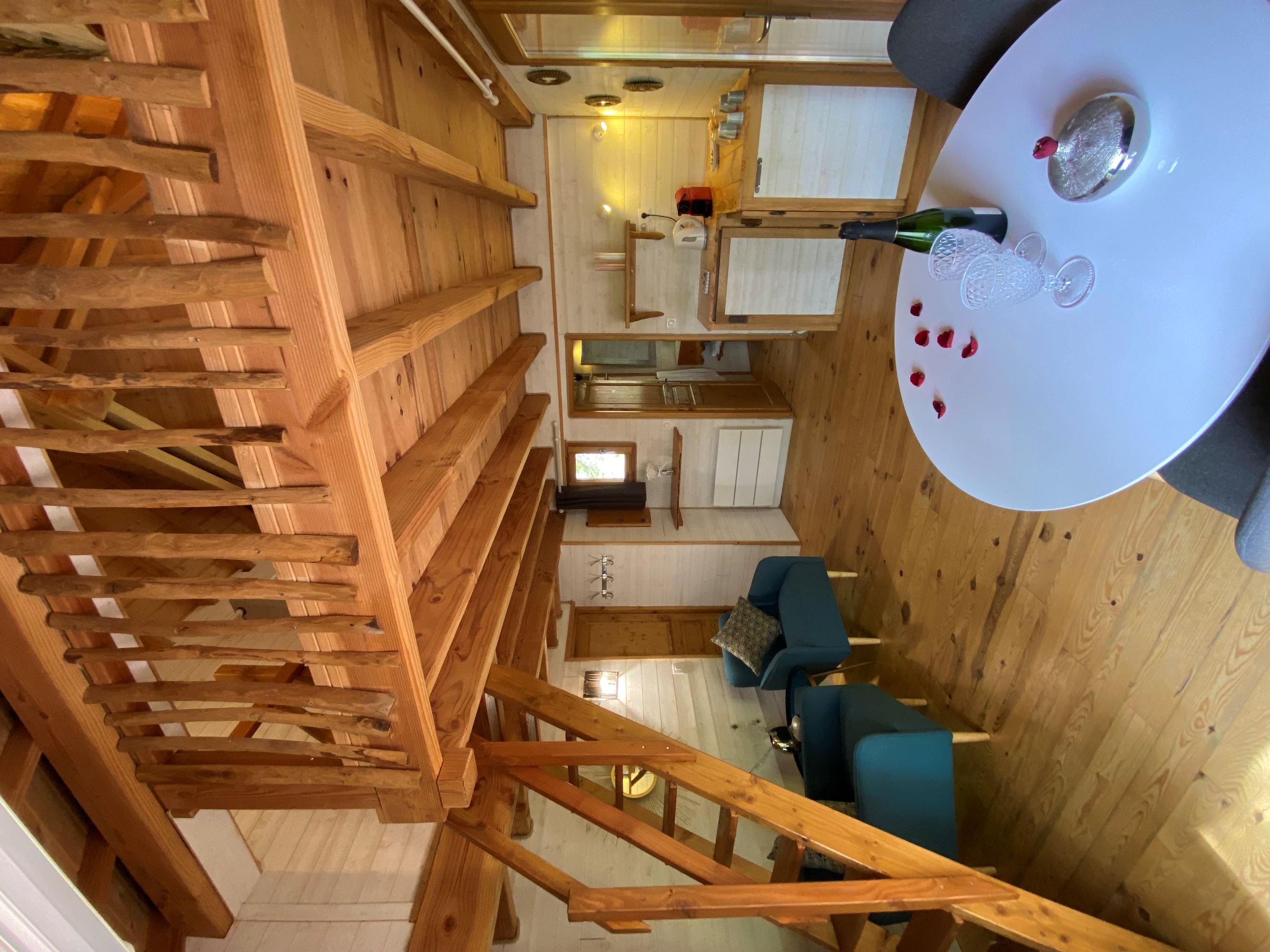 Évasion dans une cabane perchée avec spa en Aquitaine à Monsac — vue depuis la terrasse