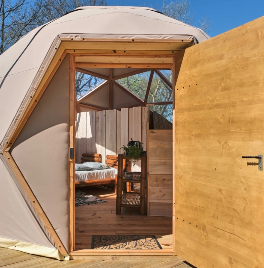 Dôme Voyage Cosmique avec spa privatif en Vendée à Aizenay — espace de vie