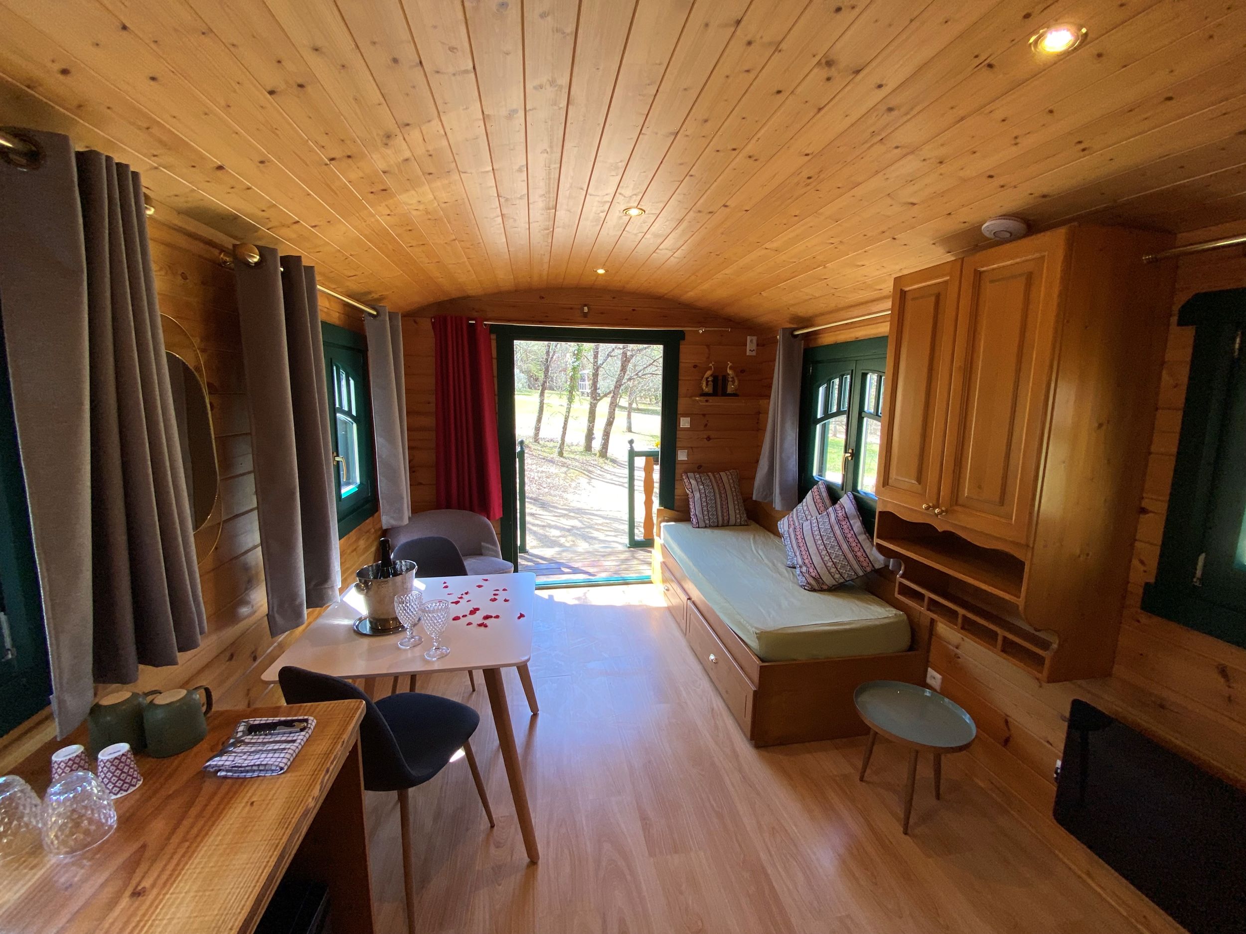 Roulotte Spa de Charme : une évasion sensorielle en Aquitaine à Monsac — cuisine