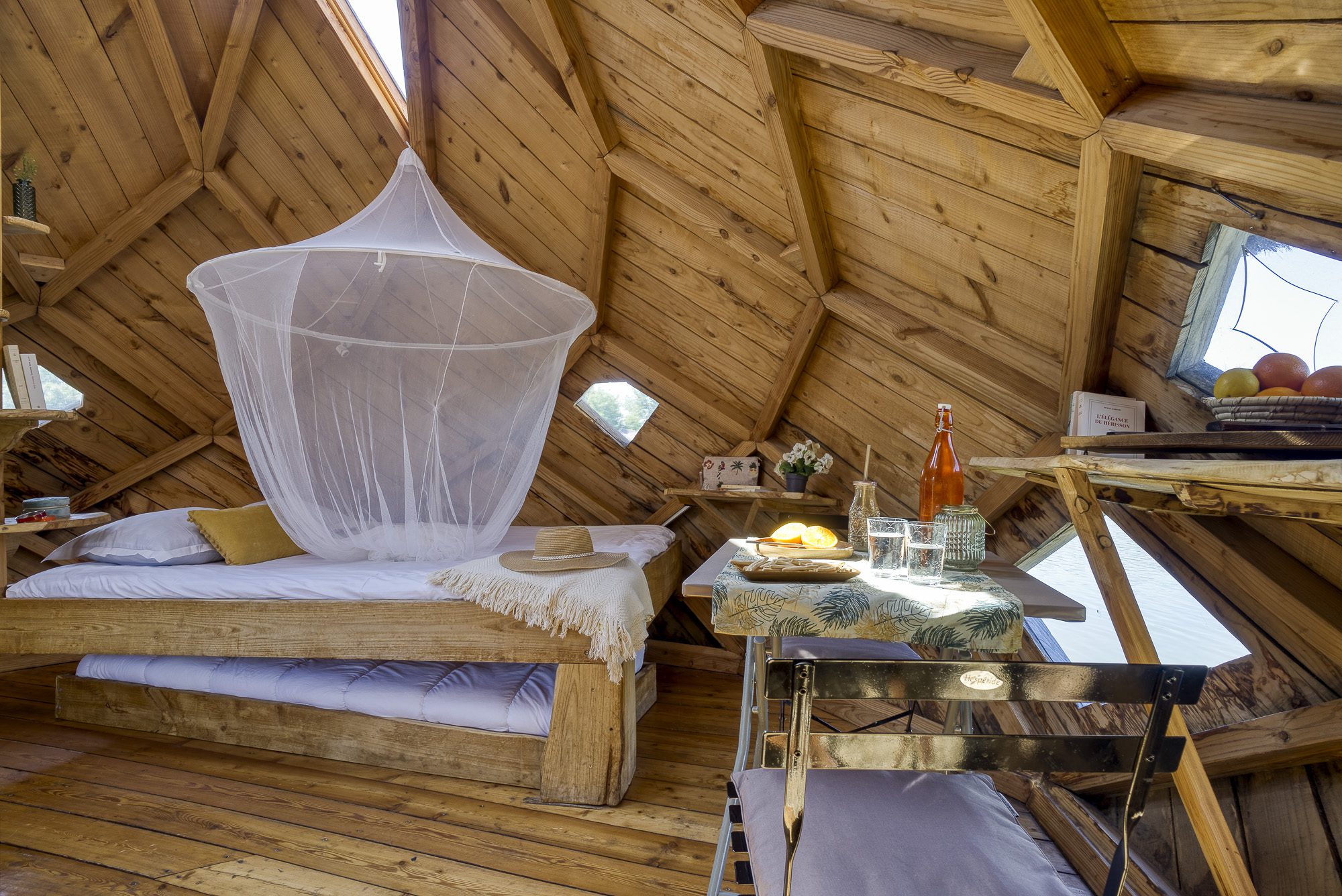 Cabane Prestige flottante Cocoon — Nuit insolite avec spa à Pressac (Vienne) à Pressac — vue depuis la terrasse